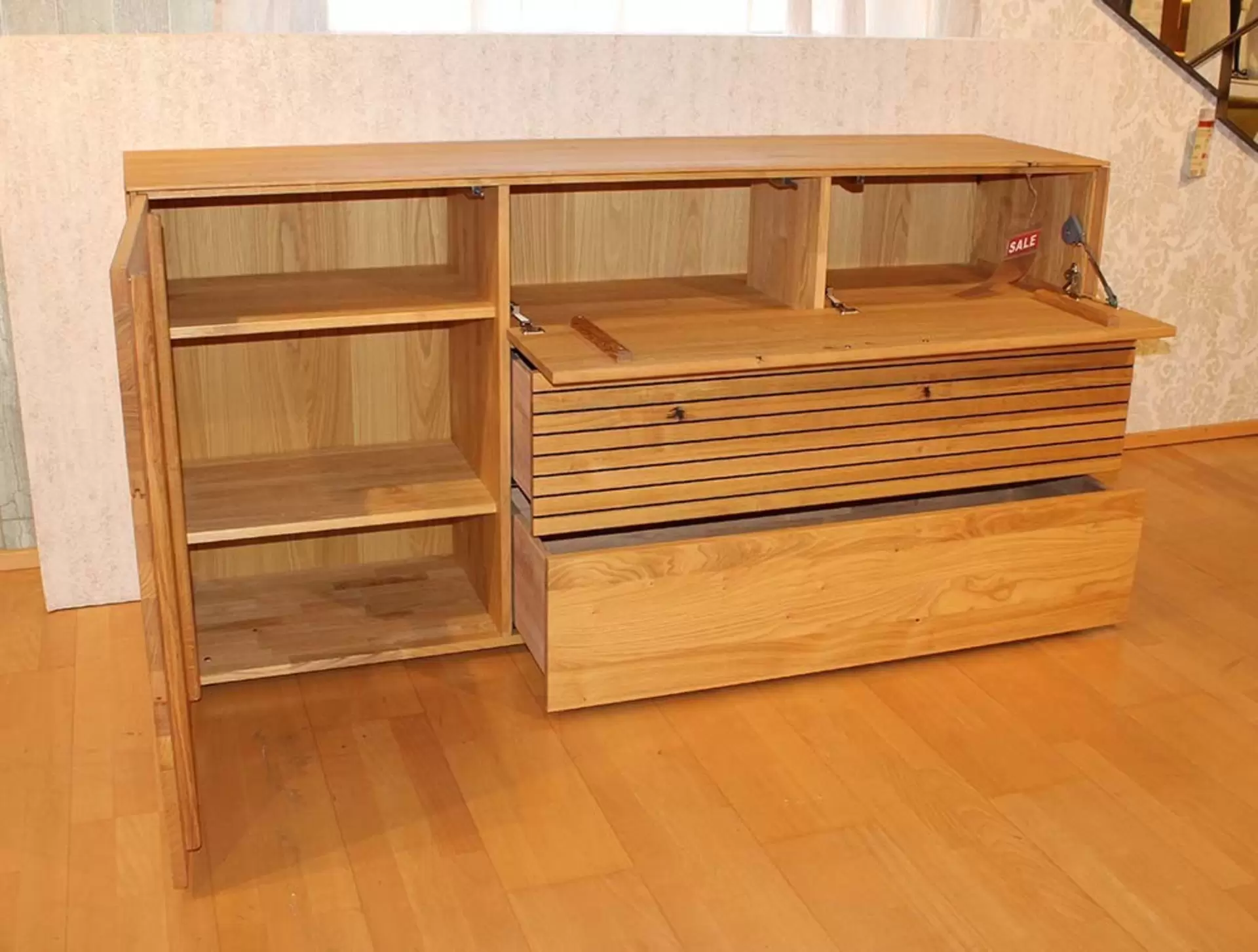 Kommode aus Holz mit geöffneten schubladen und türen