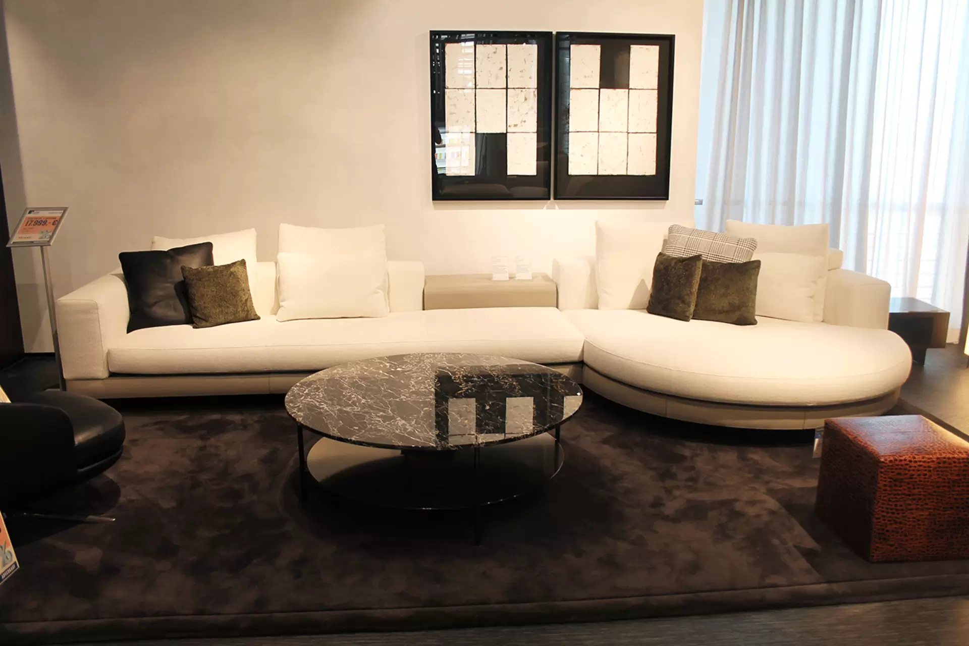 Das große Connery Sofa von Minotti in der Frontansicht