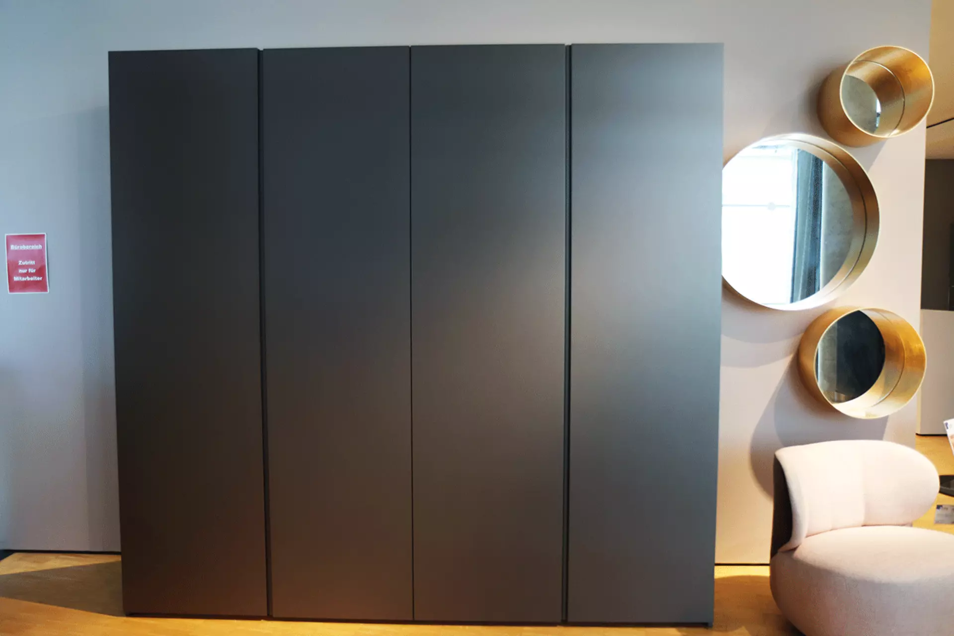 Ein geschlossenes Bild des Collect Plus Kleiderschranks von interlübke in Metallic Bronze lackiert