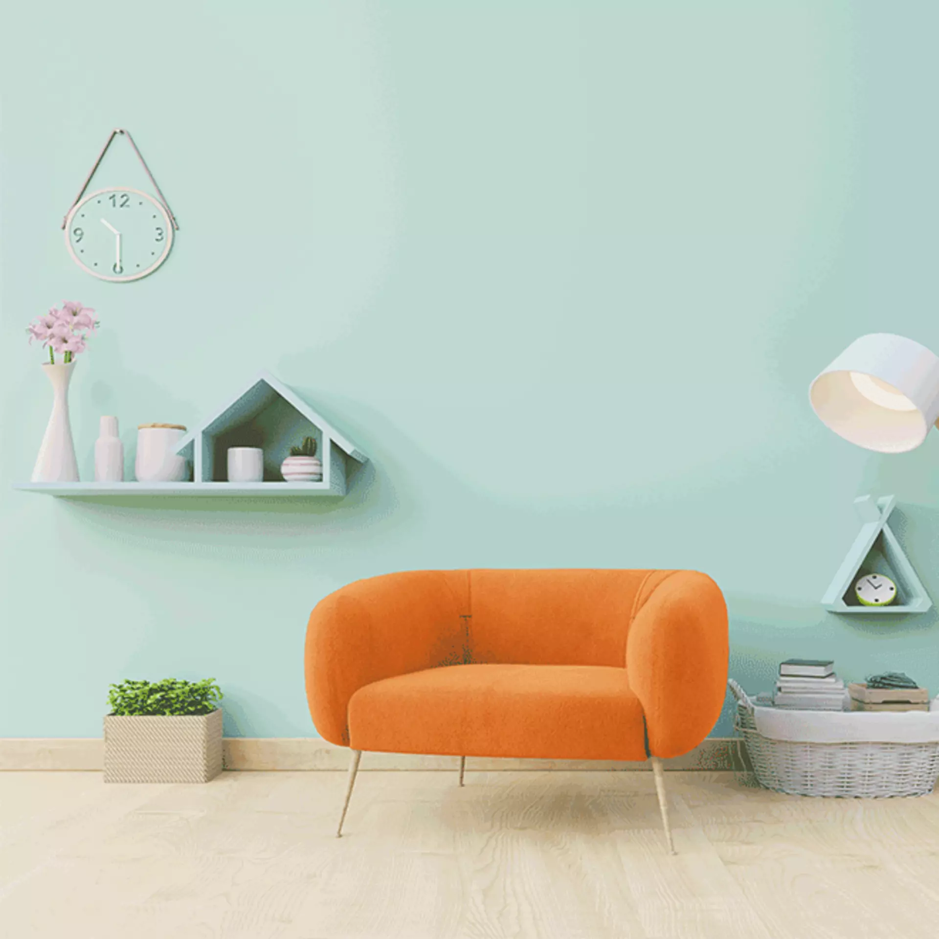 Orangener Sessel vor blauer Wand 