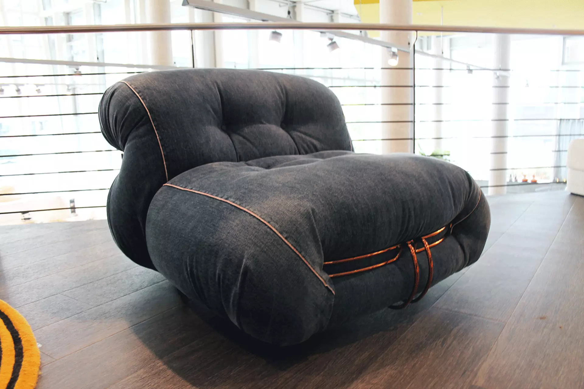 Der Cassina Sessel Soriana von links