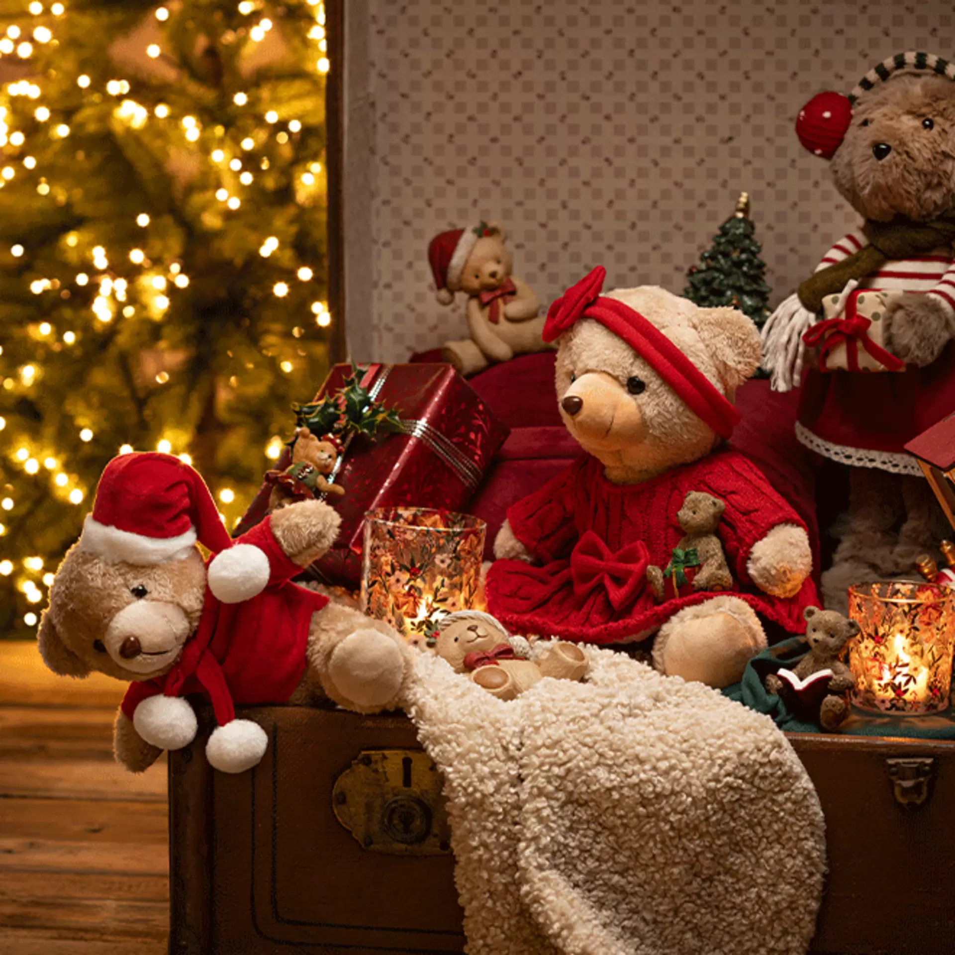 Nostalgische Weihnachtsdekoration mit Stoff-Teddybären und warm leuchtendem Christbaum