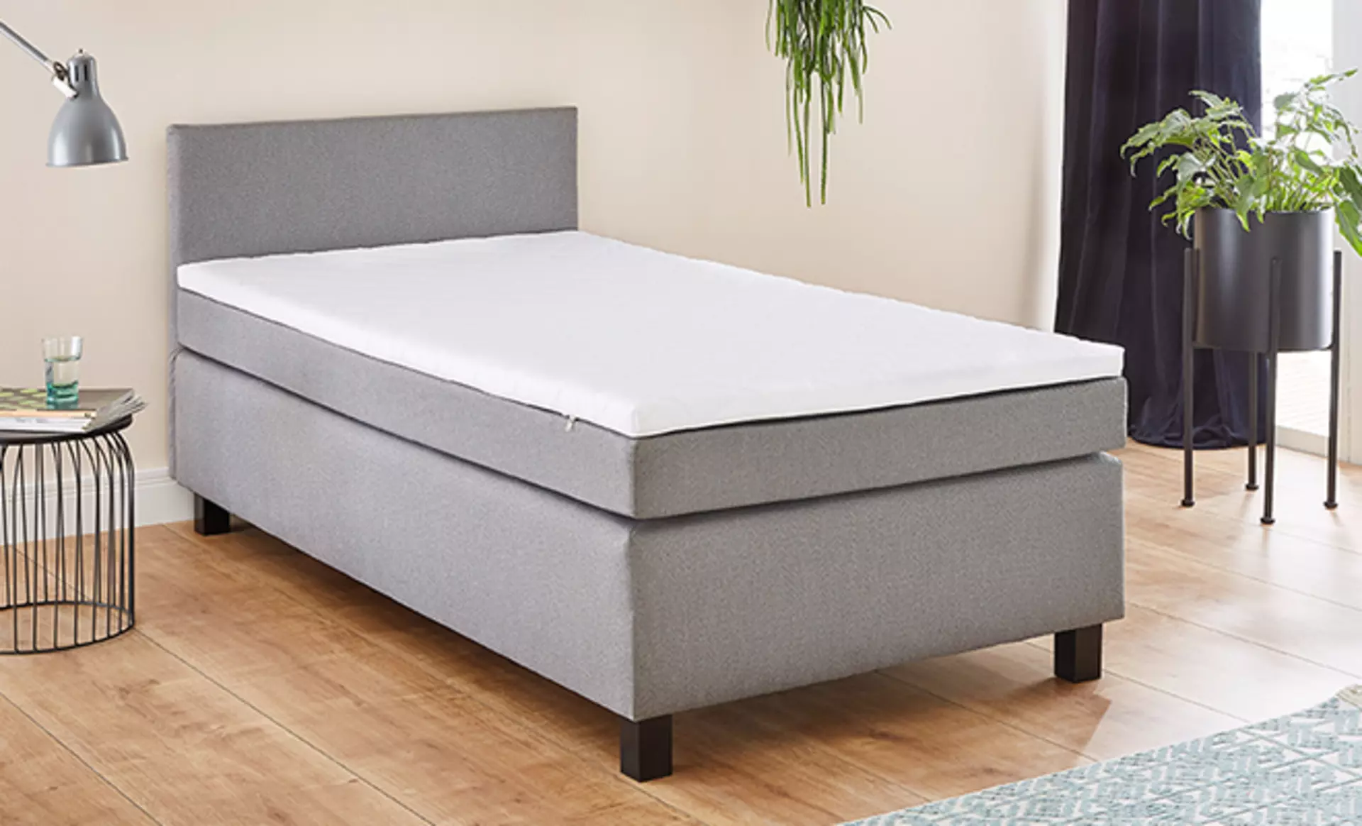 Boxbett als Einzelbett mit grauem Stoffbezug