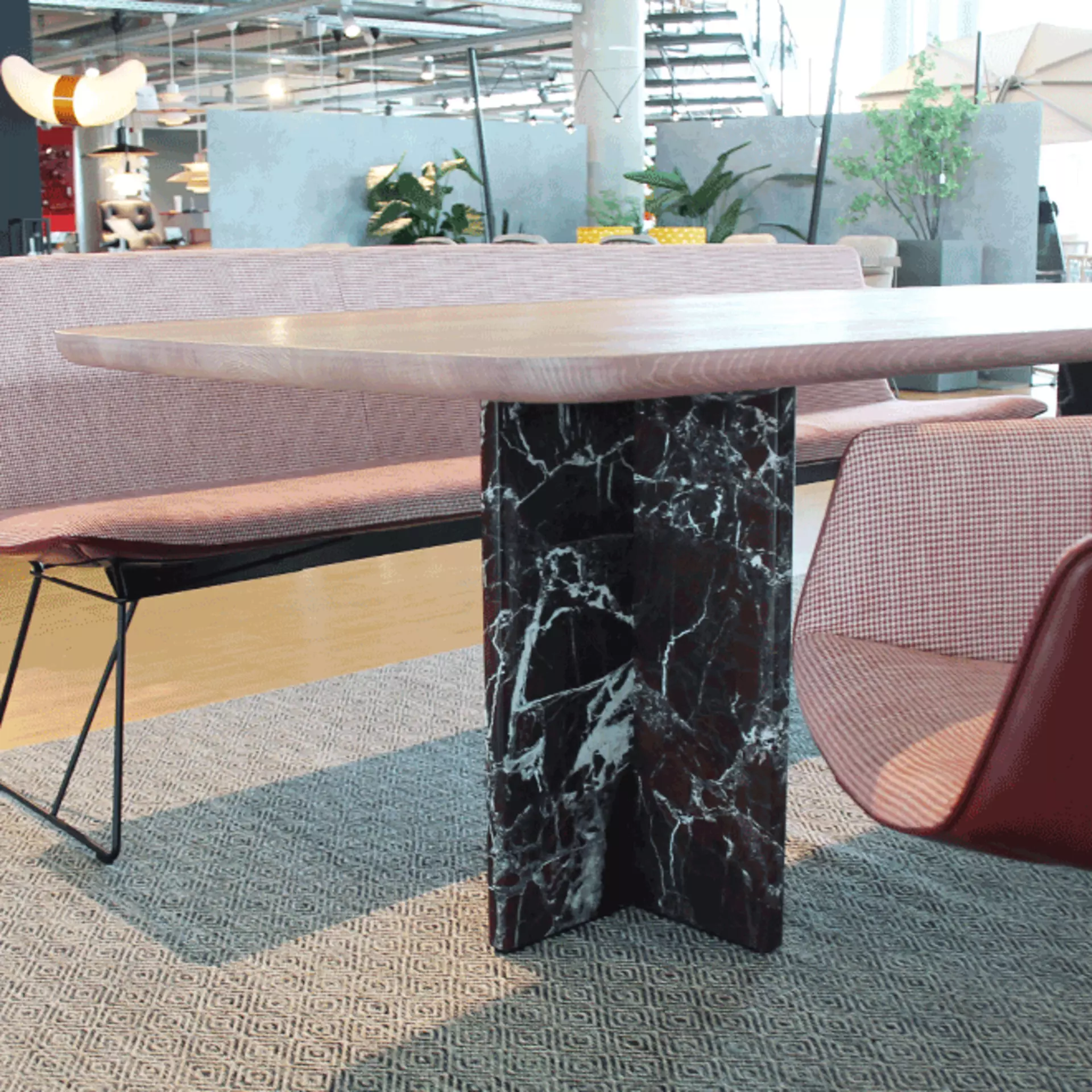 Der Janua Tisch BC17 T-ROX in der Schotten & Hansen Edition in der Farbgebung rot und Rosa