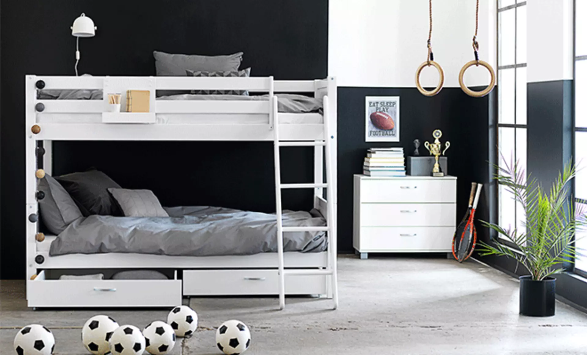 Geschwisterzimmer mit einem Hochbett und Fußbällen auf dem Boden