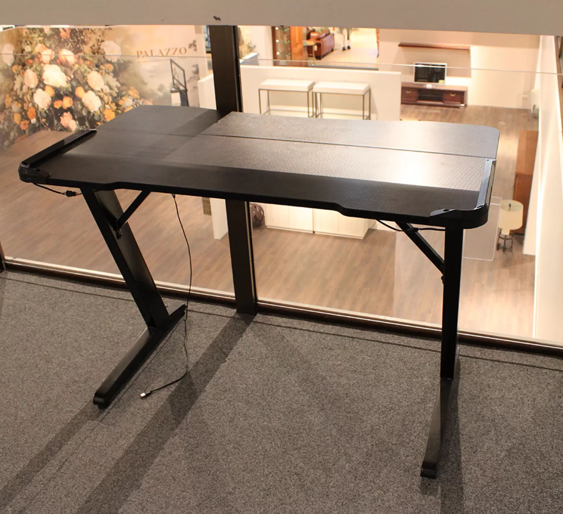 Der Gaming-Schreibtisch GAME-ROCKER von Duo Collection in schwarz