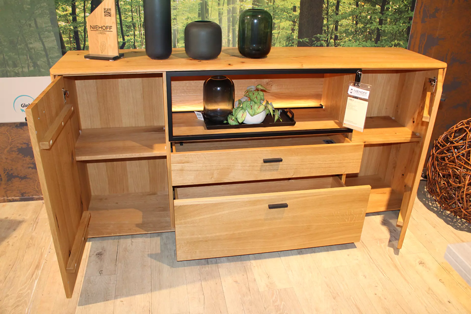 Sideboard mit Windrissen und Ästen geöffnet