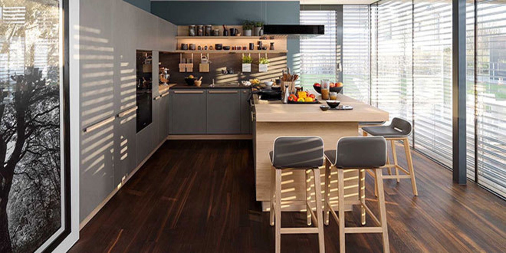erstes Titelbild der Premiumpartner-Marke TEAM7 zeigt eine offene Küche in U-Form mit Theke und Barhockern.
