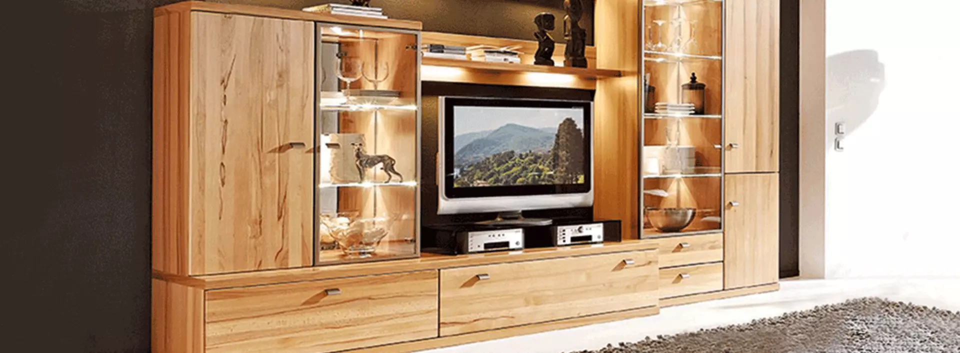 Wohnzimmer Wohnwand in Holz mit Regal beleuchtung