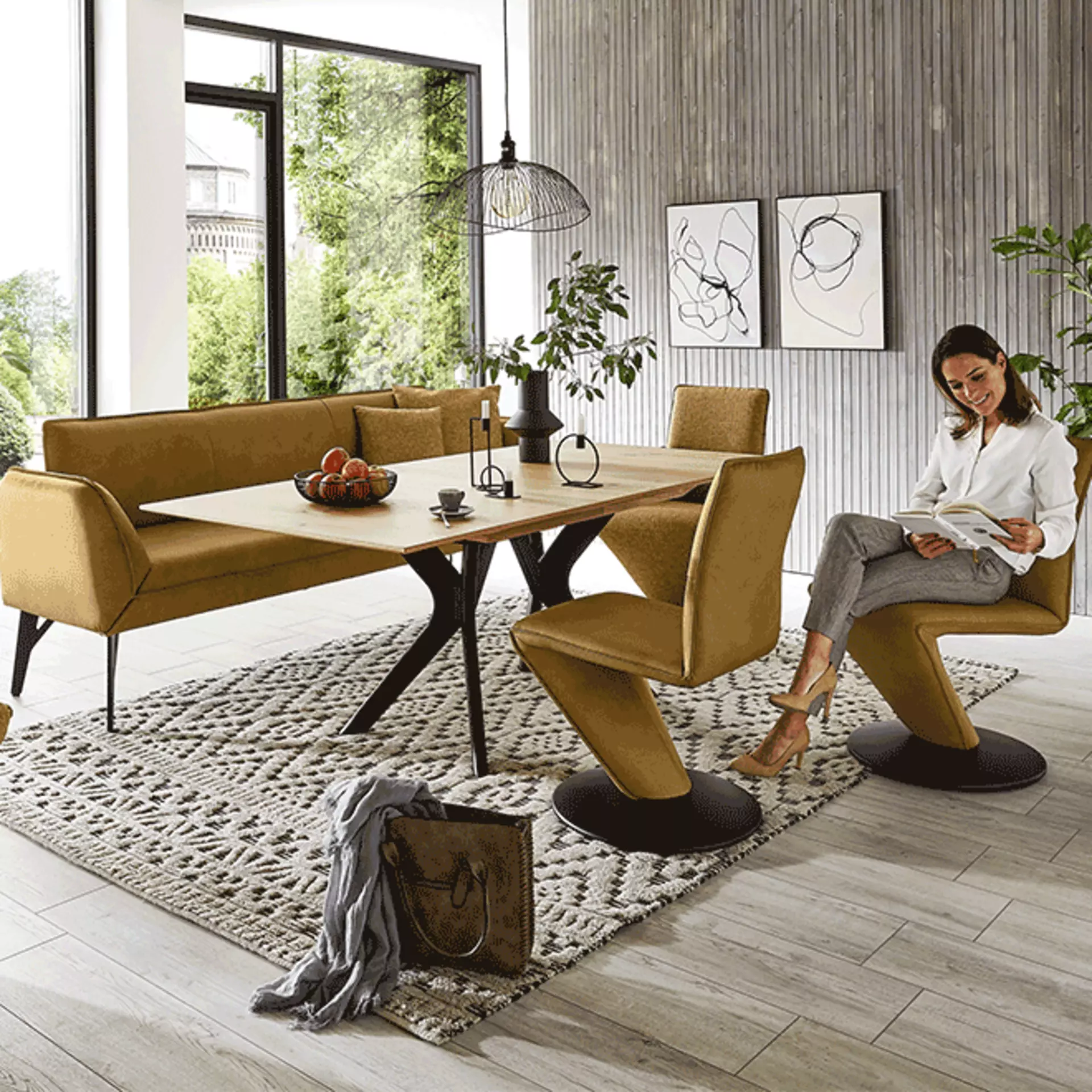 Bild von einem Esszimmer in Kurkuma wo eine Frau auf einem Stuhl sitzt