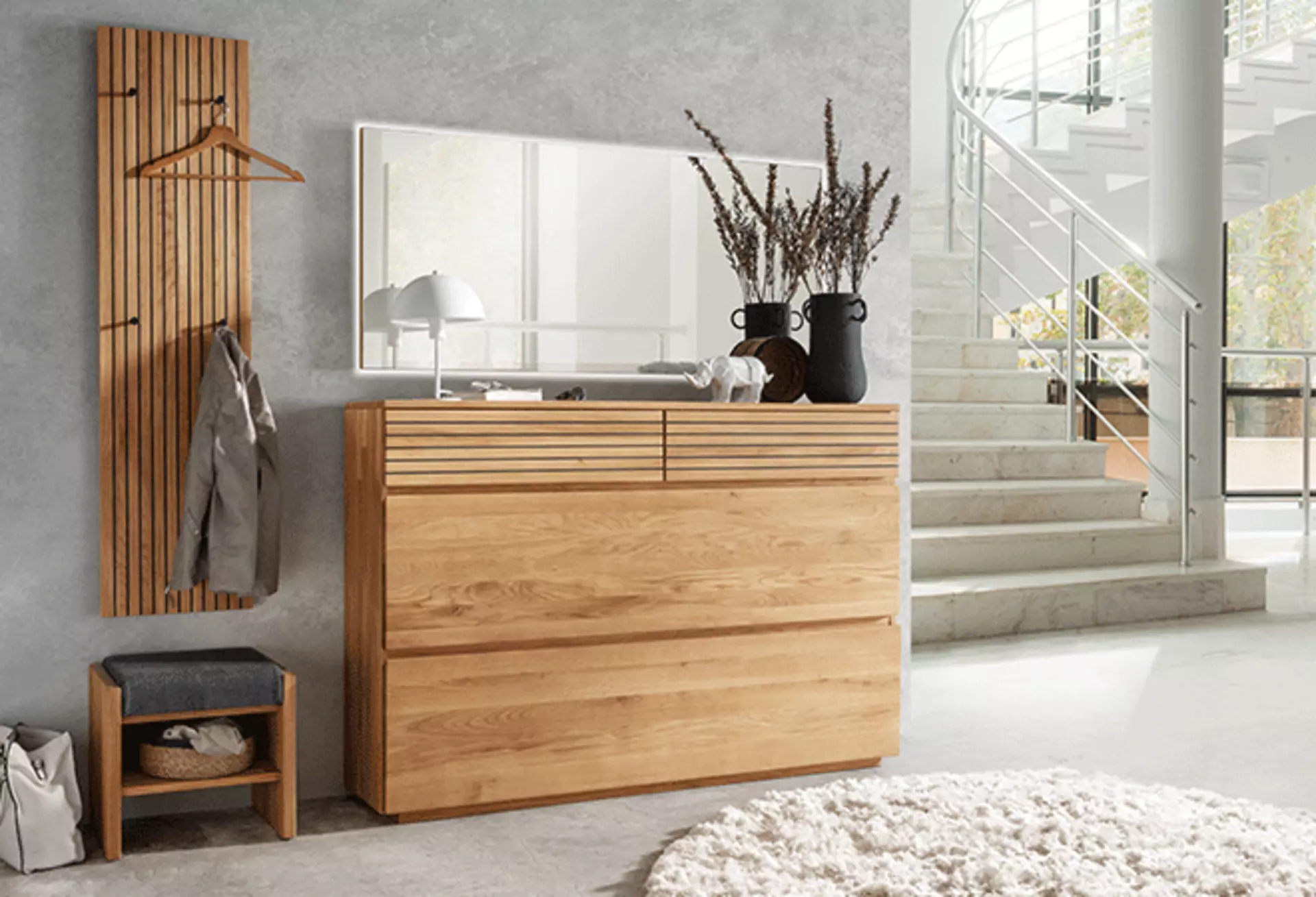 Garderobe mit verschiedenen Dekoelementen