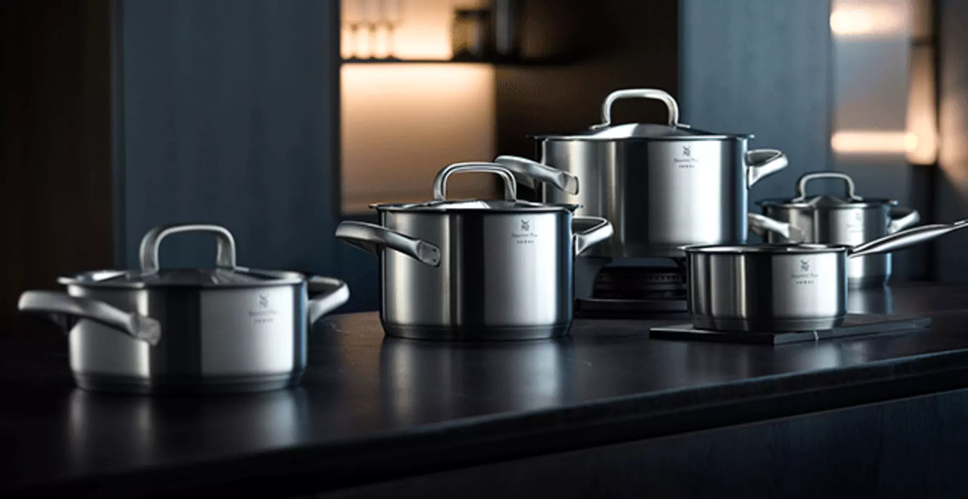 Kochgeschirr von WMF auf einer Kücheninsel aufgestellt