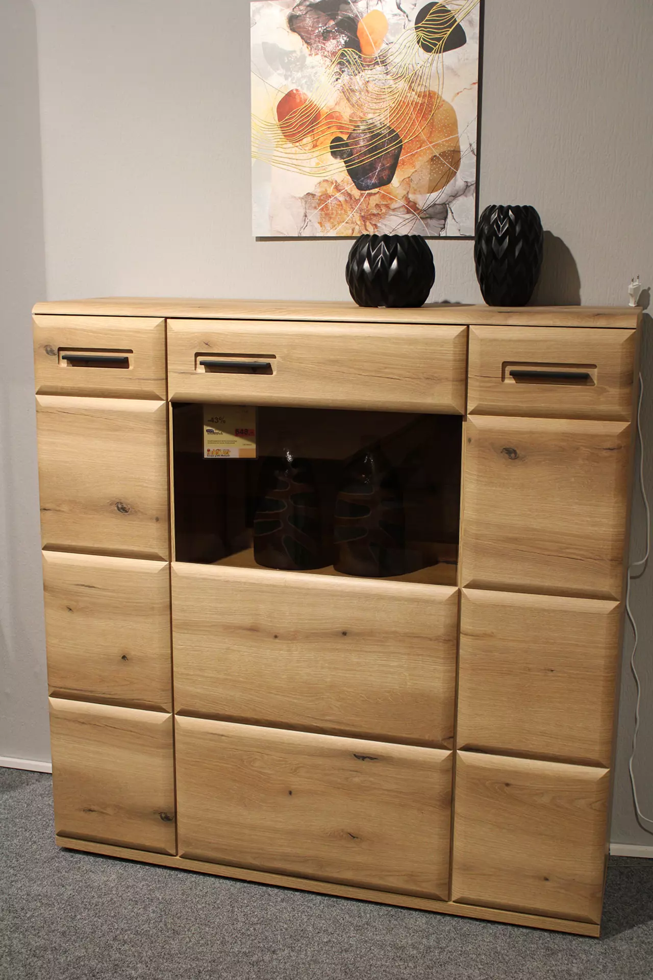 Highboard aus Eiche Melamin Nachbildung mit einer Türe Glas geschlossen