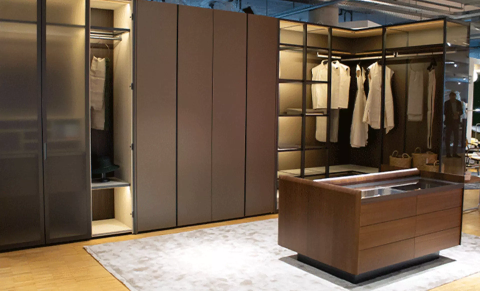 Großzügige Ankleide mit Sitzgelegenheit von Molteni &C