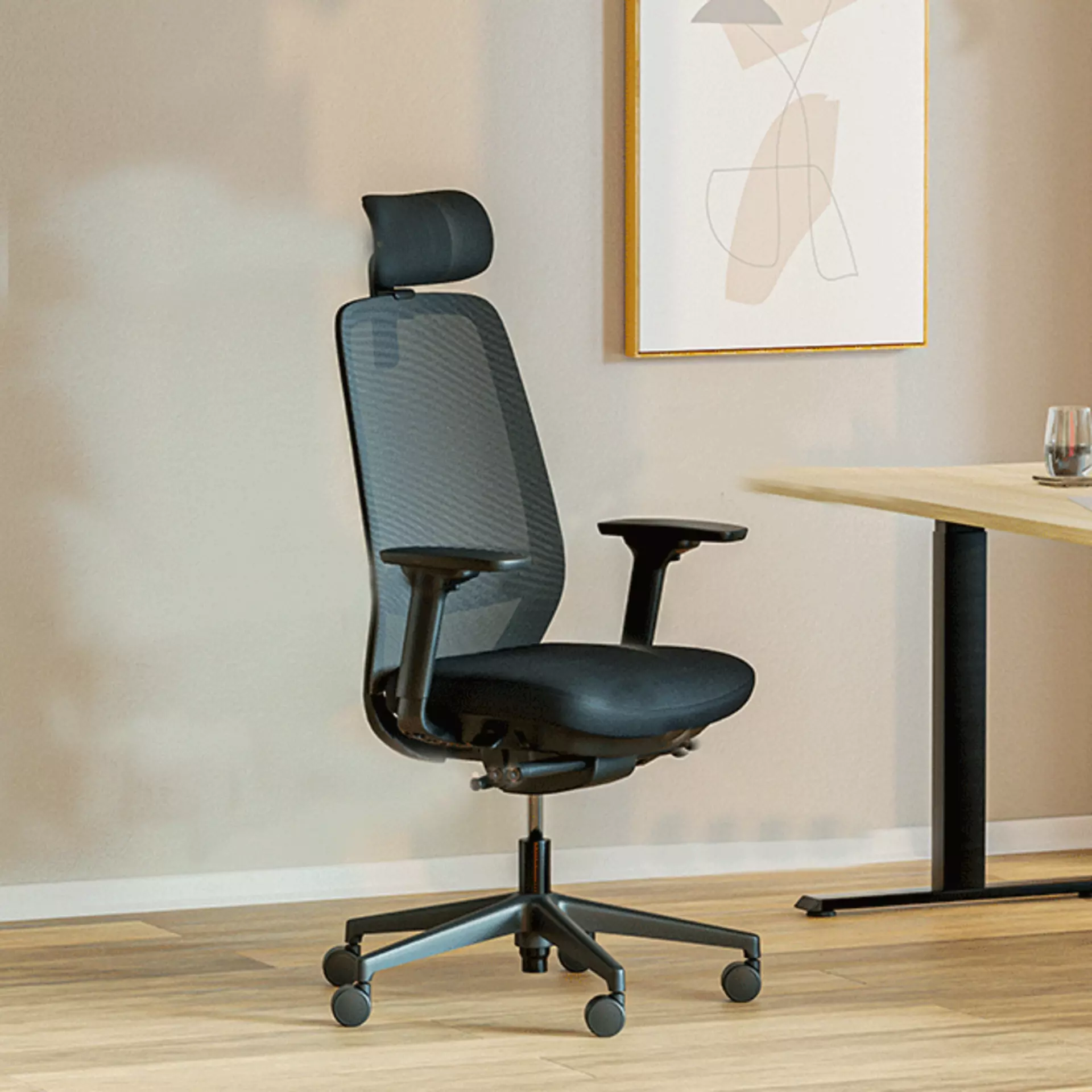 Ergonomischer Bürostuhl vor einem Schreibtisch aus Holz 