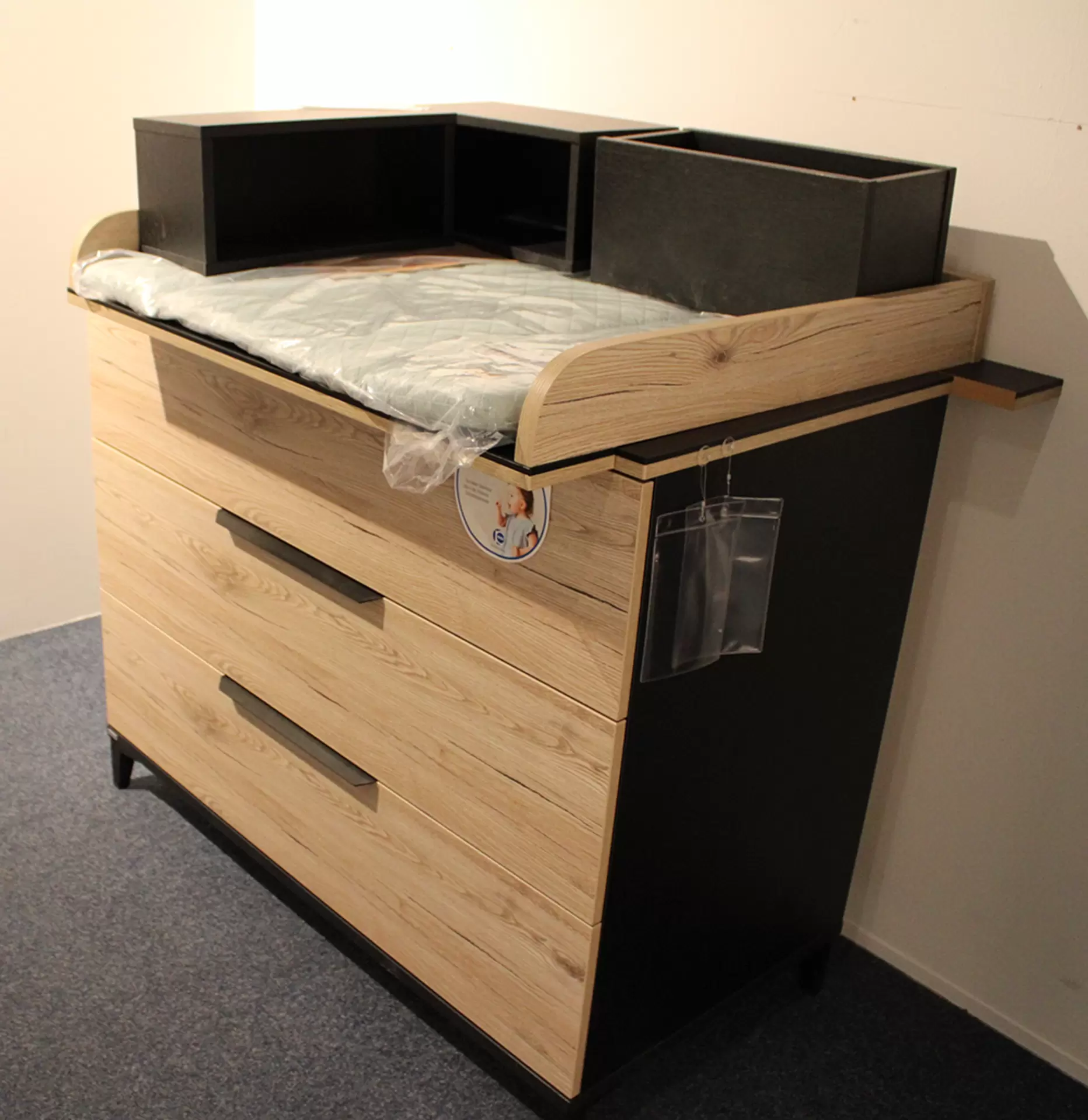 Das Babyzimmer TOMKE von Paidi in Eiche und schwarz