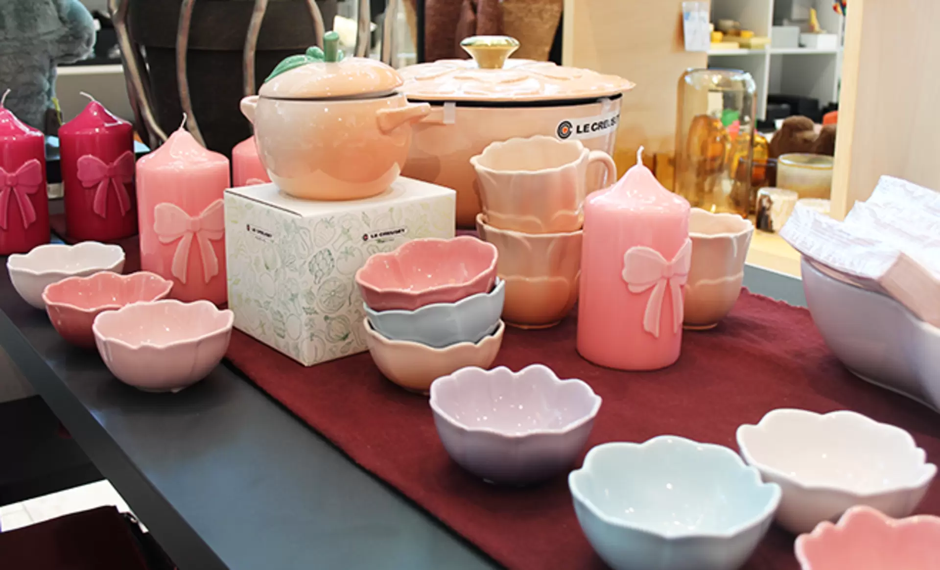 Bräter von Le Creuset in zartem Pfirsichton