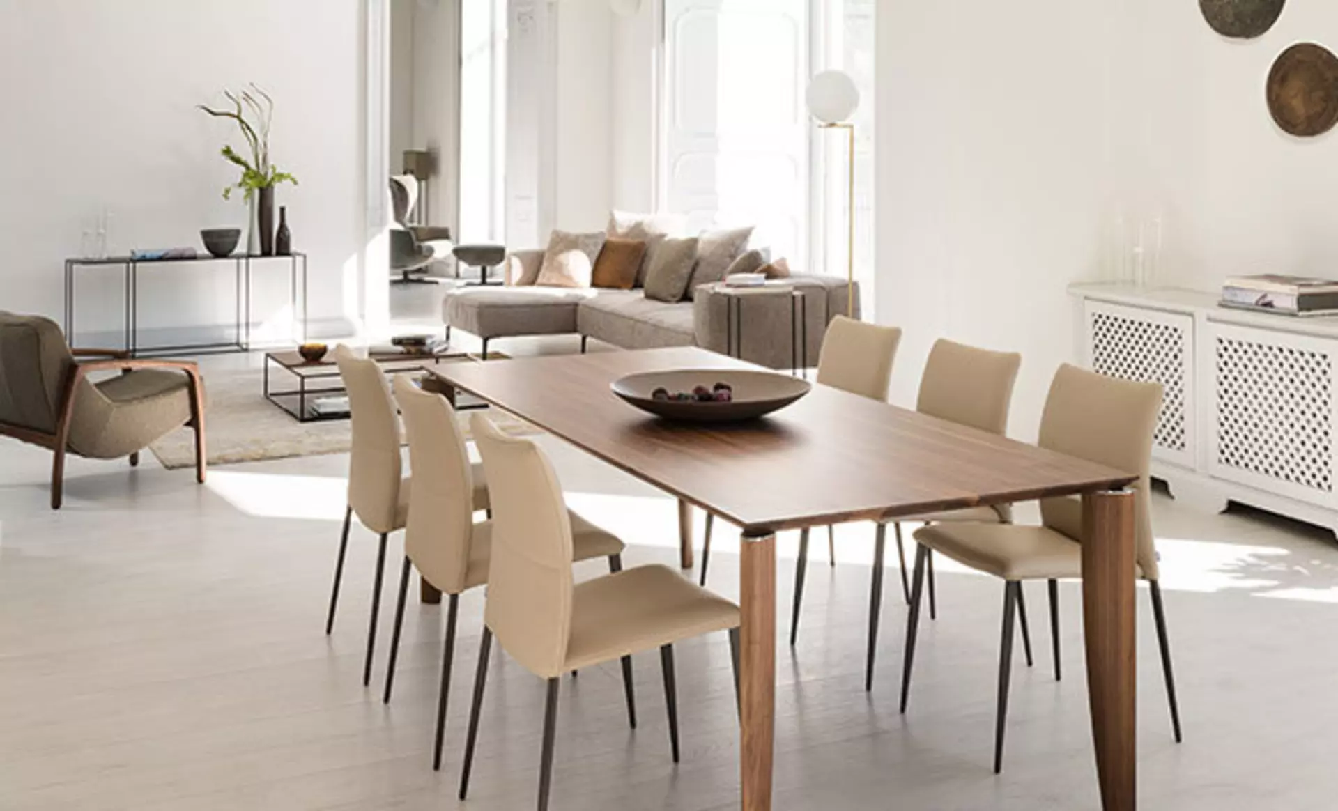 Esszimmer mit Wohnzimmer im Hintergrund von Offener Wohnbereich