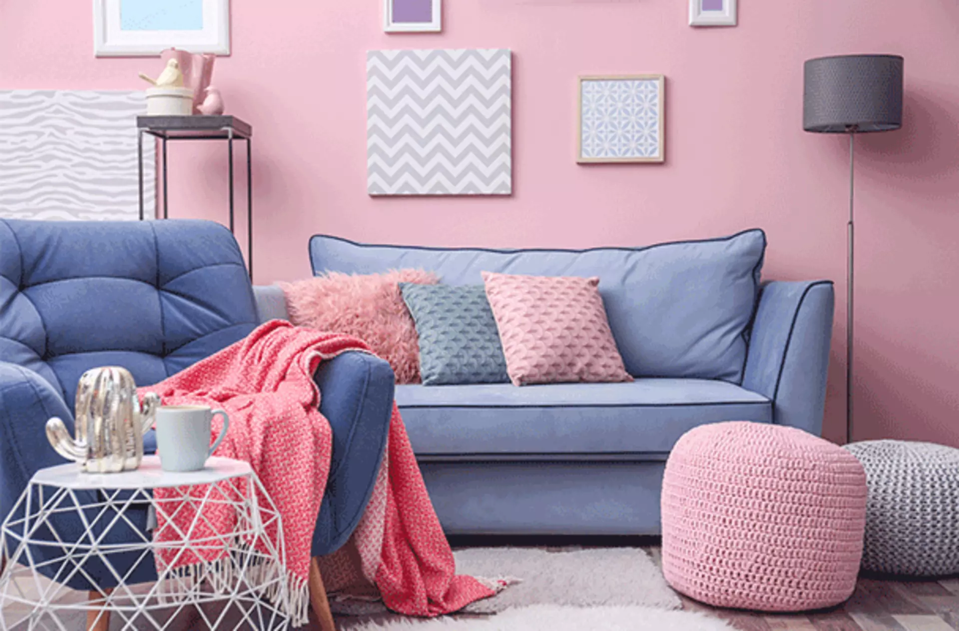 Blaues Sofa vor Pinker Wand