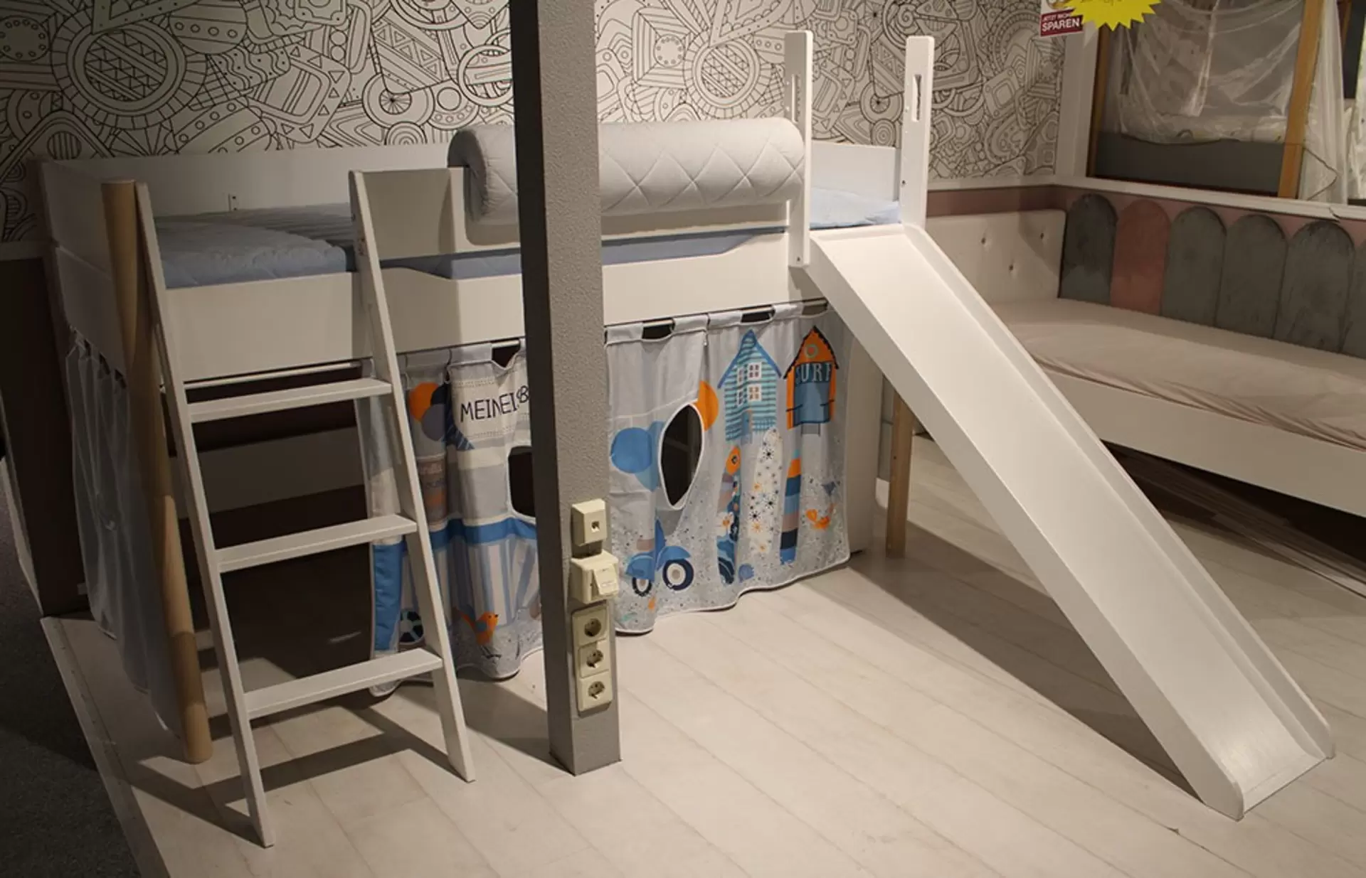Spielbett für Kinder in weiß mit eine Rutsche und Leiter