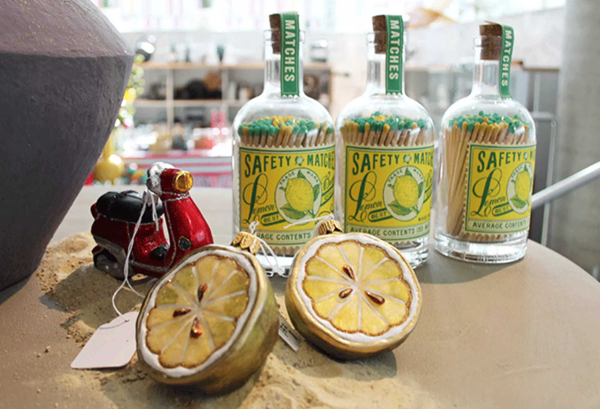 Nostalgie pur: Weihnachtsgeschirr, Nussknacker und Kerzenhalter.