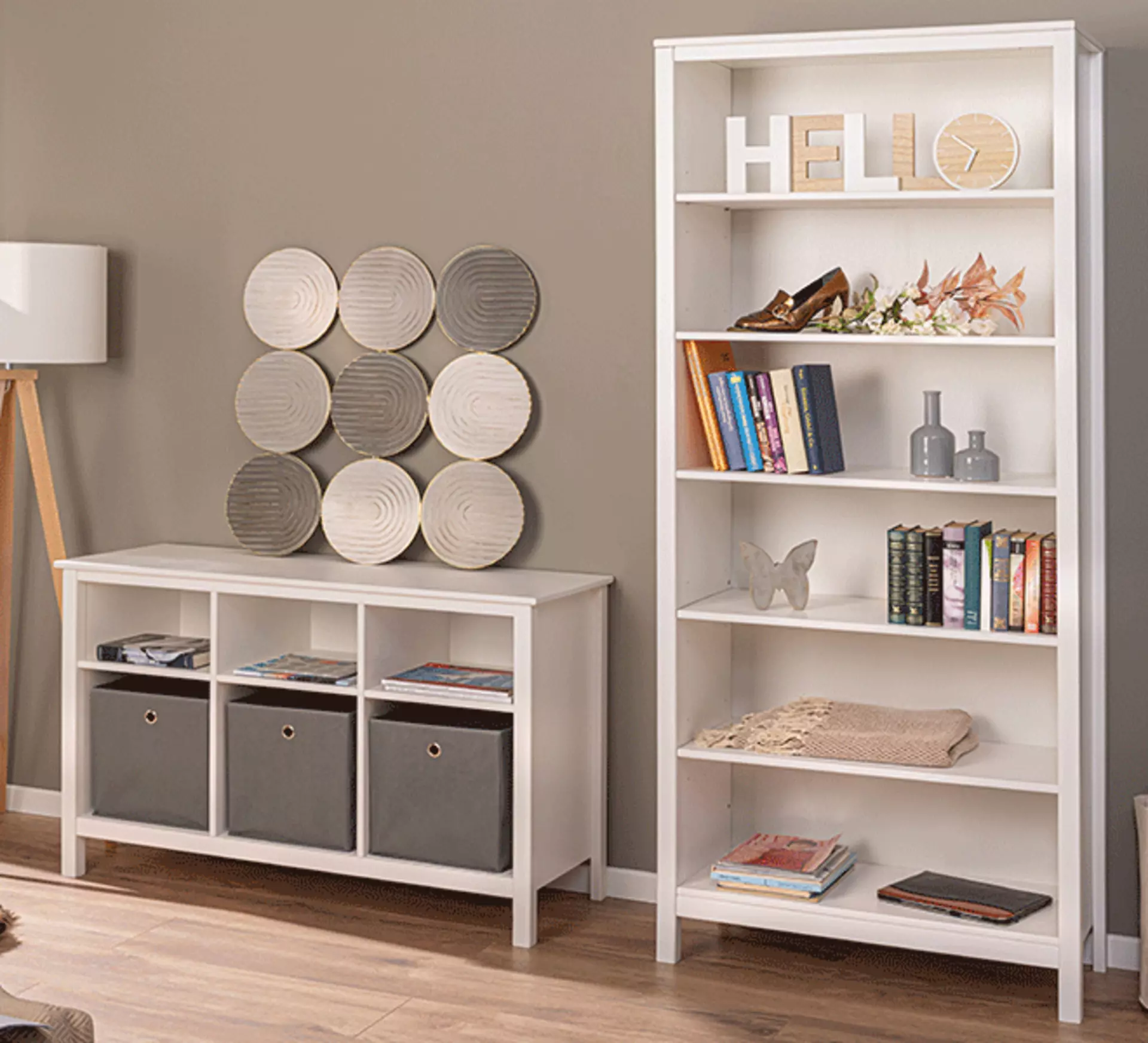 2 verschieden große regale in schön dekorierten wohnzimmer mit grauem hintergrund