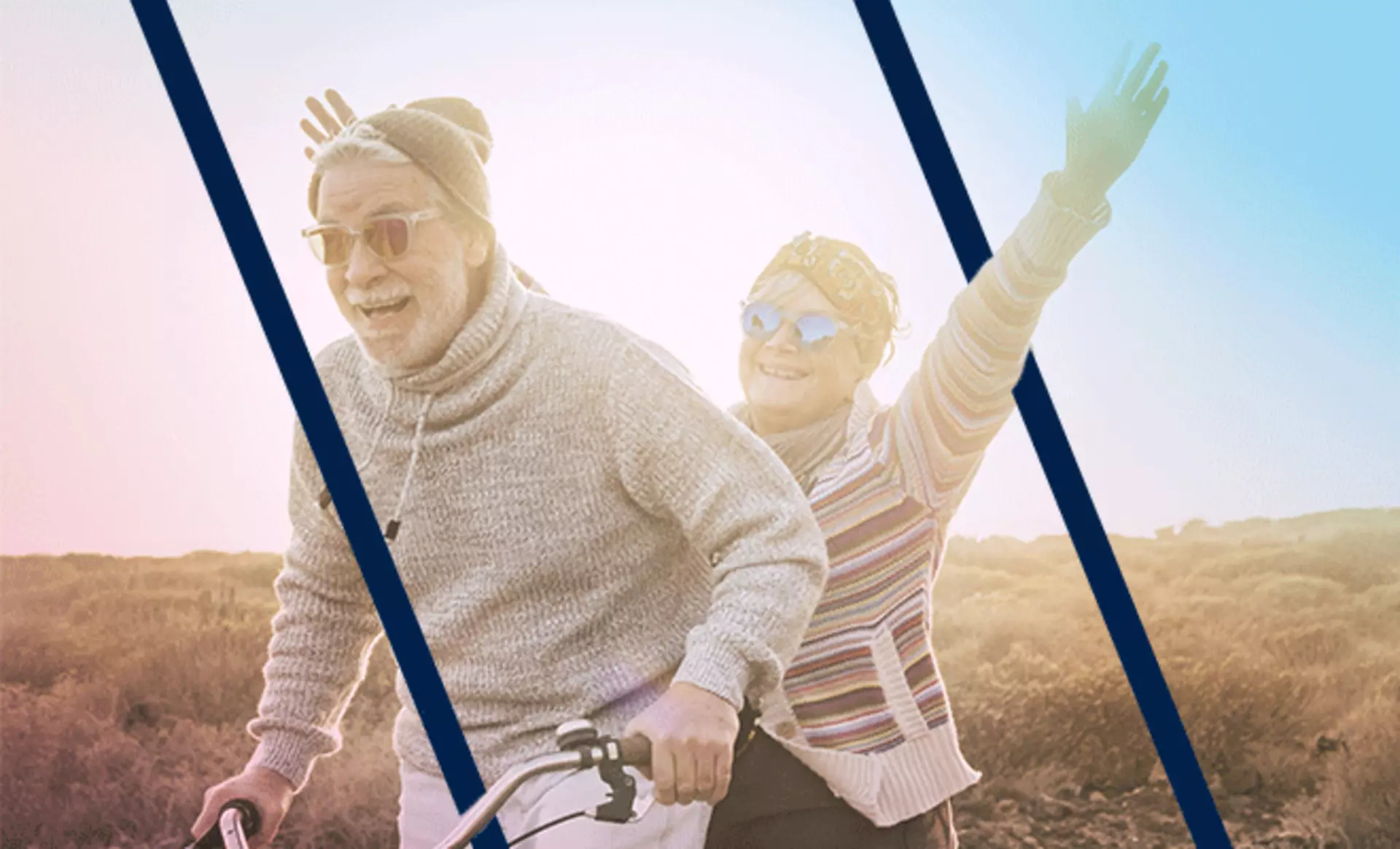 Älteres Paar fährt gemeinsam Fahrrad im Freien