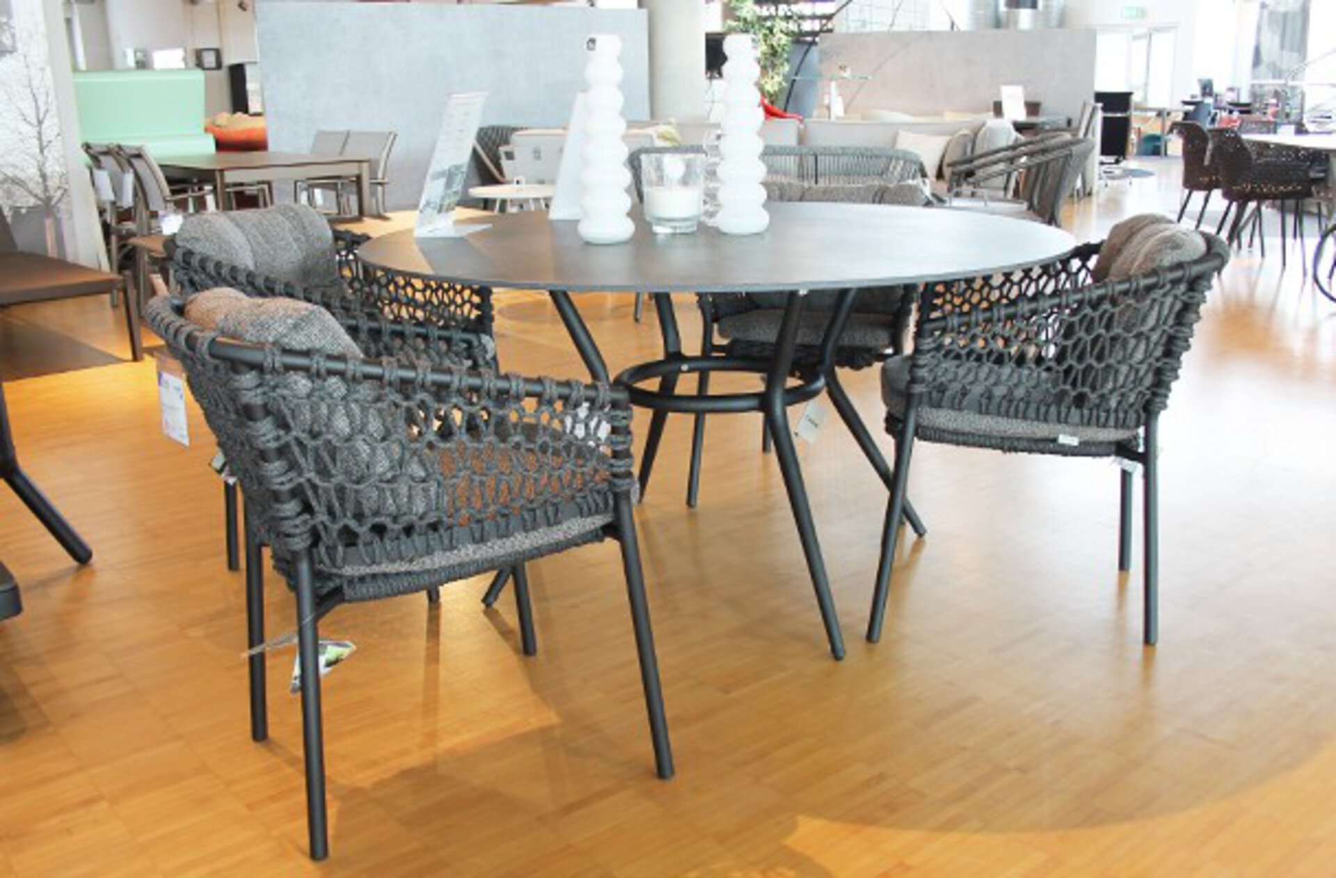Designer Tische und Stühle für den Garten bei  interni by inhofer