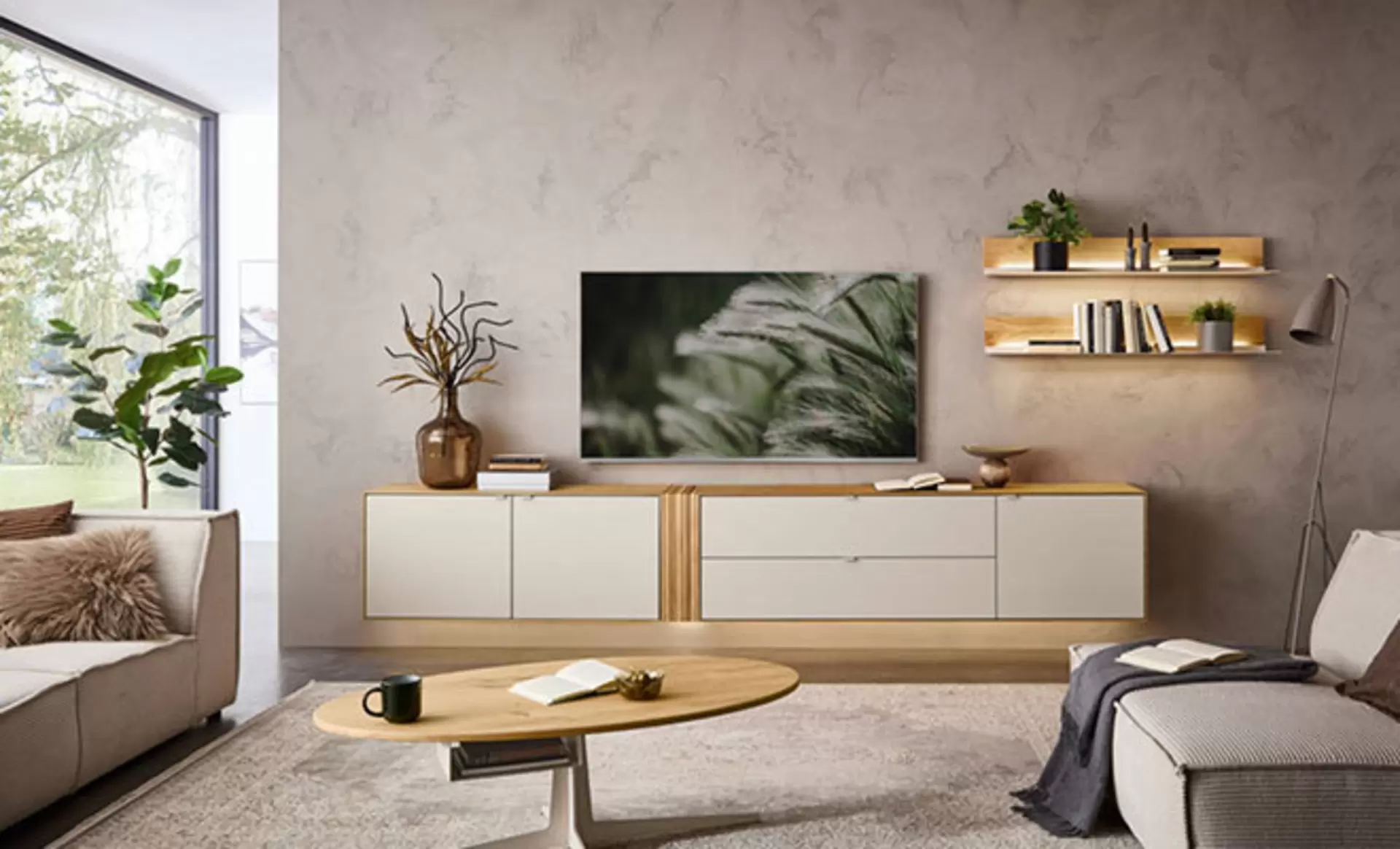 Wohnwand in hellem Cashmere mit Holzakzenten