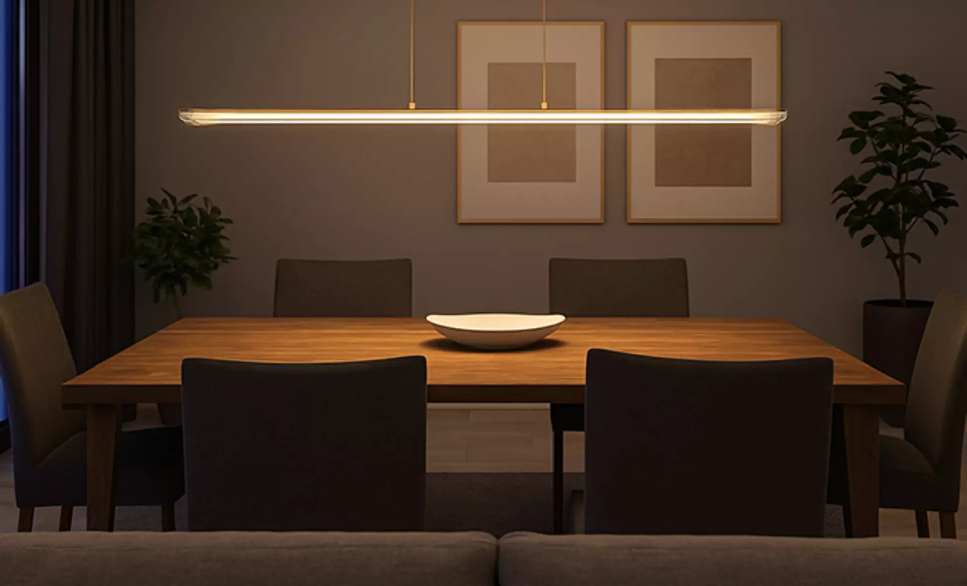 LED Pendelleuchte über 6-Personen Esszisch hinter einer Wohnzimmercouch