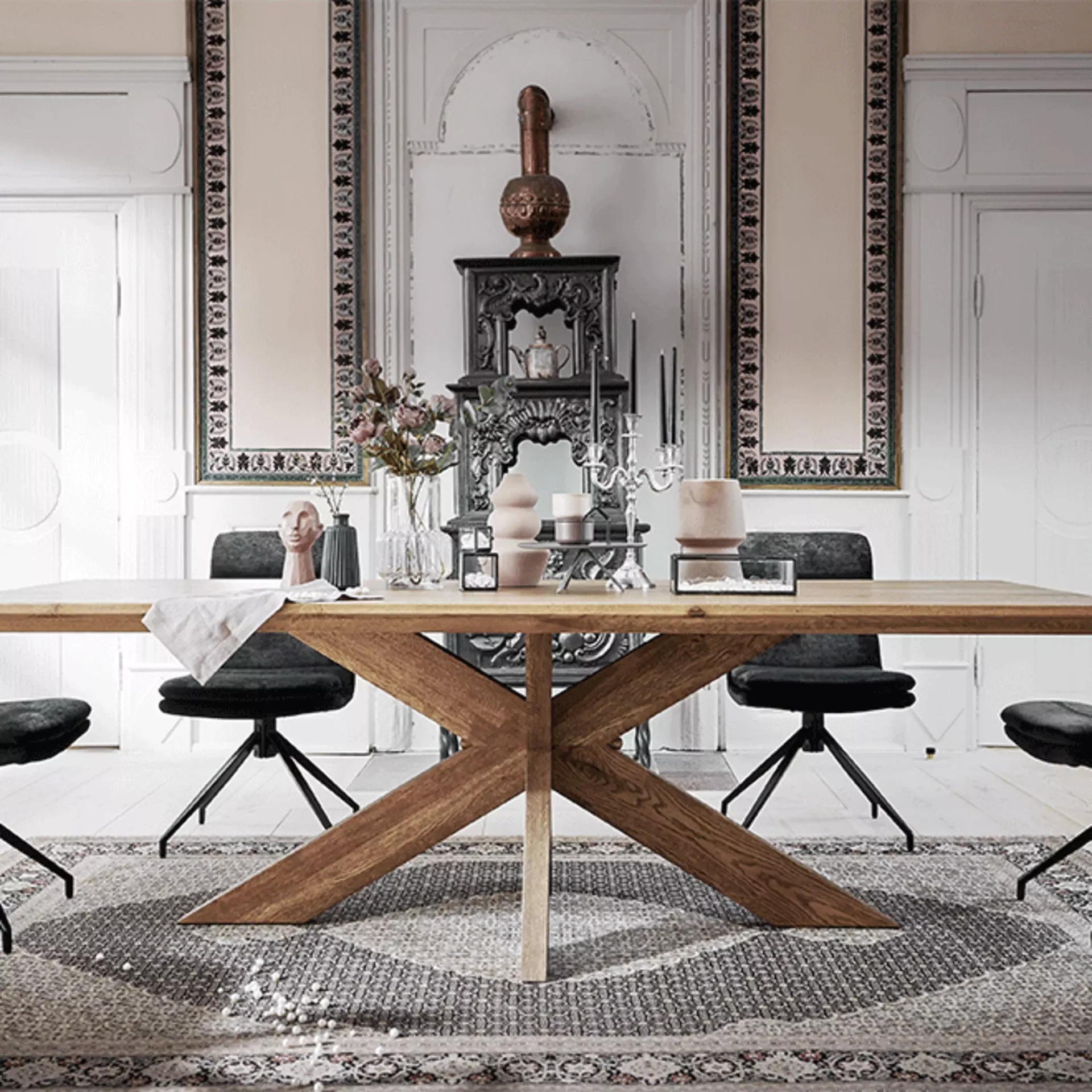 Dunkel gehaltener Essbereich im middlemalistischen Stil mit traditionellen Designelementen.