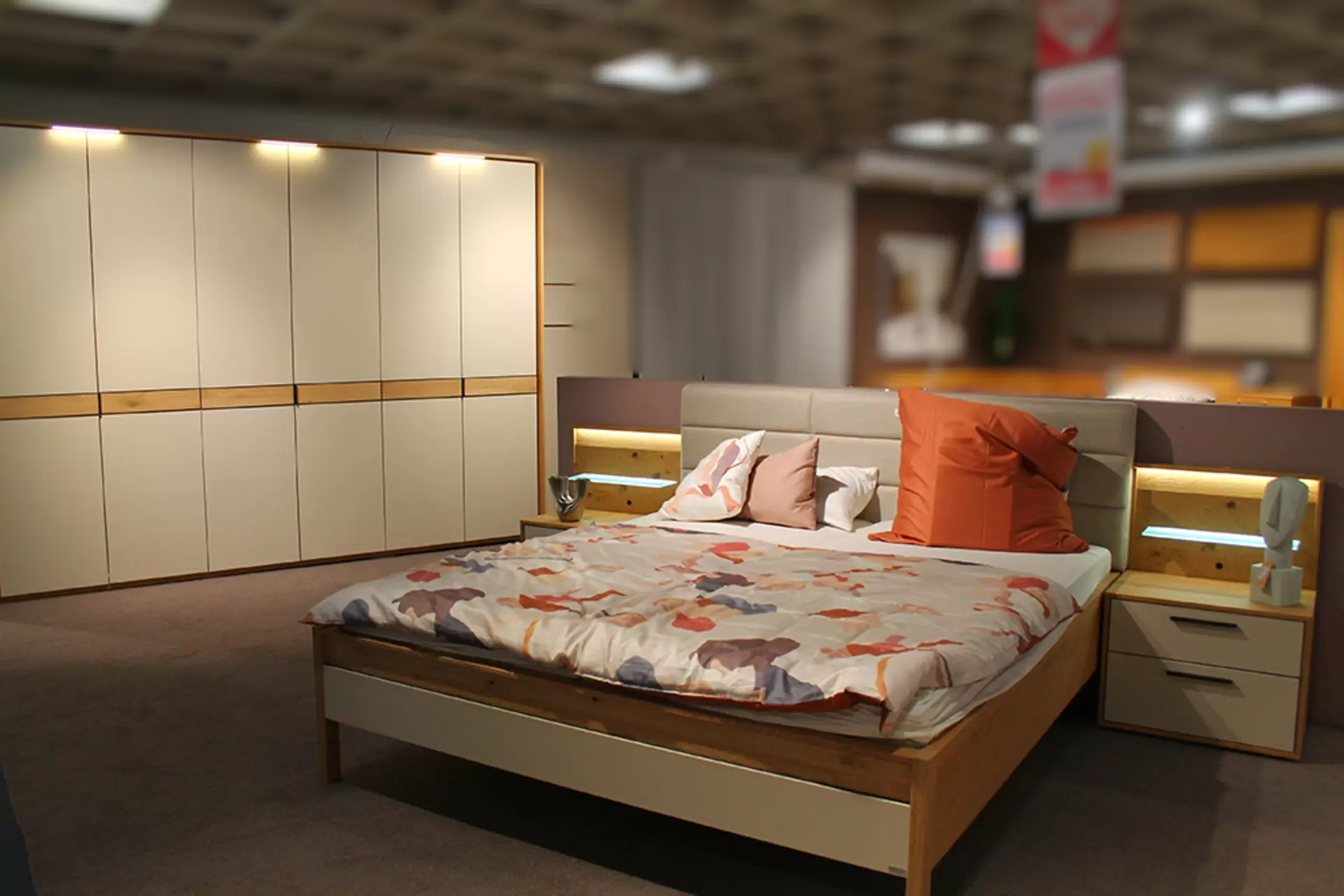 Das Schlafzimmer MONDO ARIDE von Disselkamp aus Eiche massiv mit weiß und braunem lack