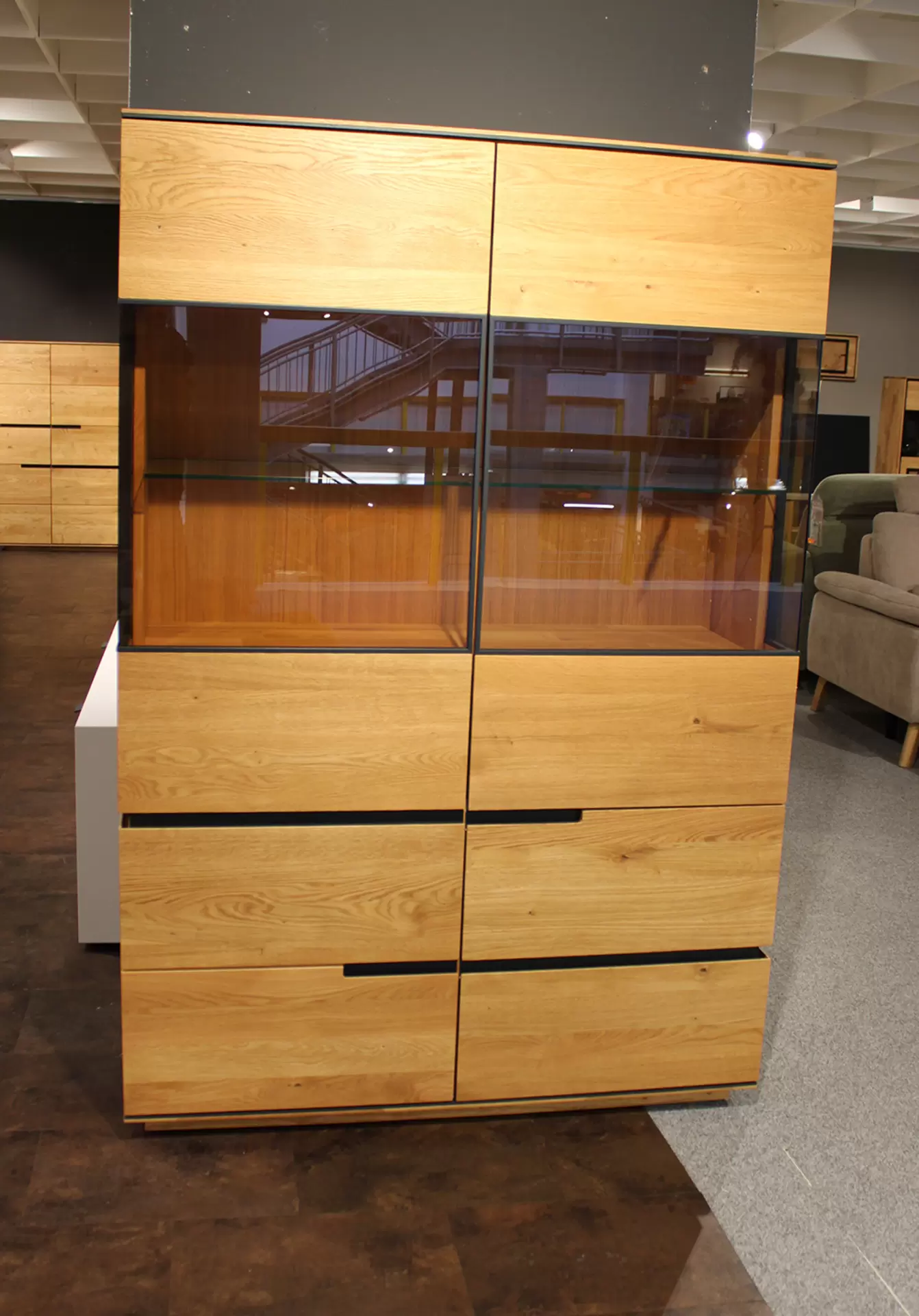 Die Vitrine ACERRO von Wimmer aus massiver Eiche mit Glas
