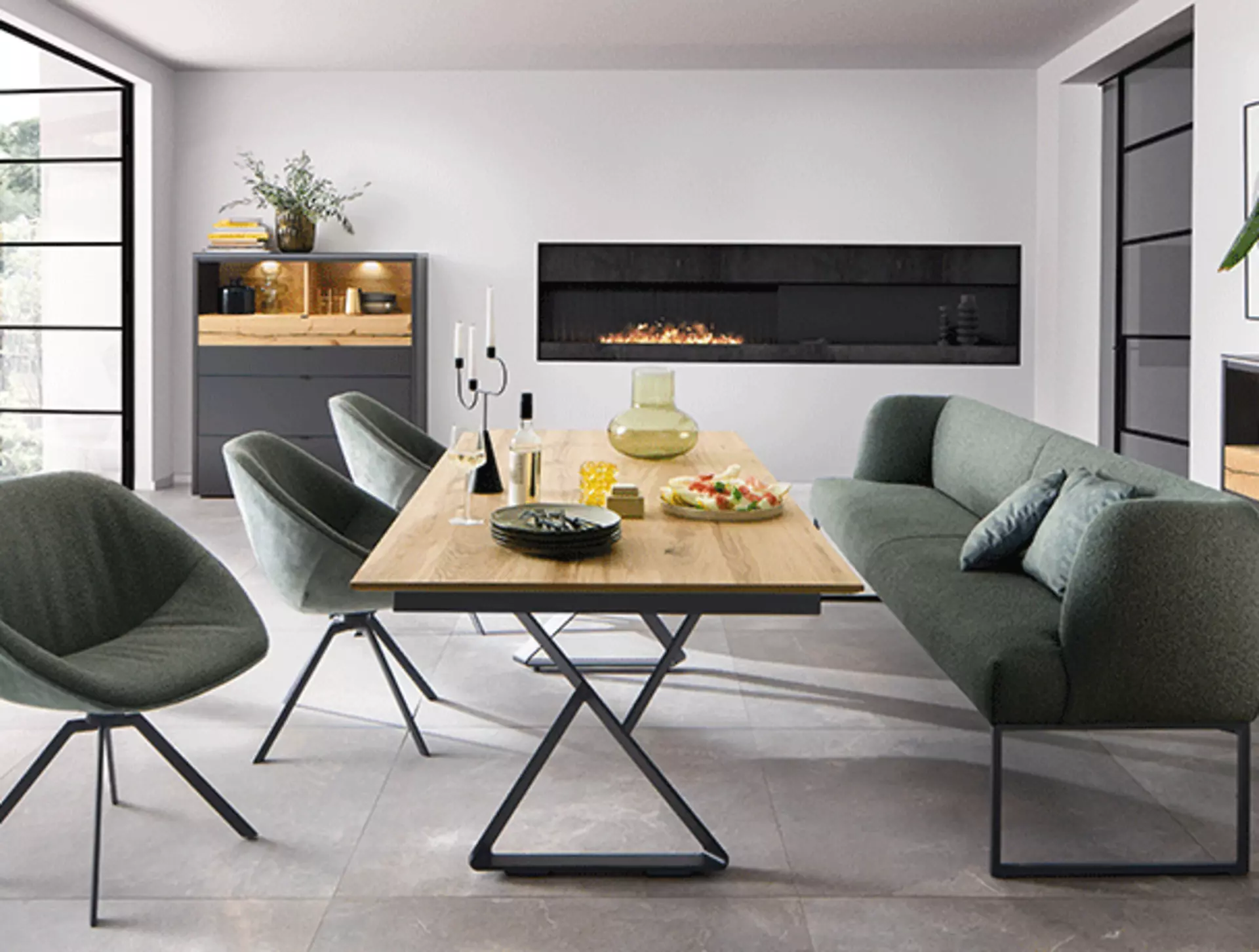 Langer gedeckter Esstisch in mit Sitzbank und Stühlen in grau