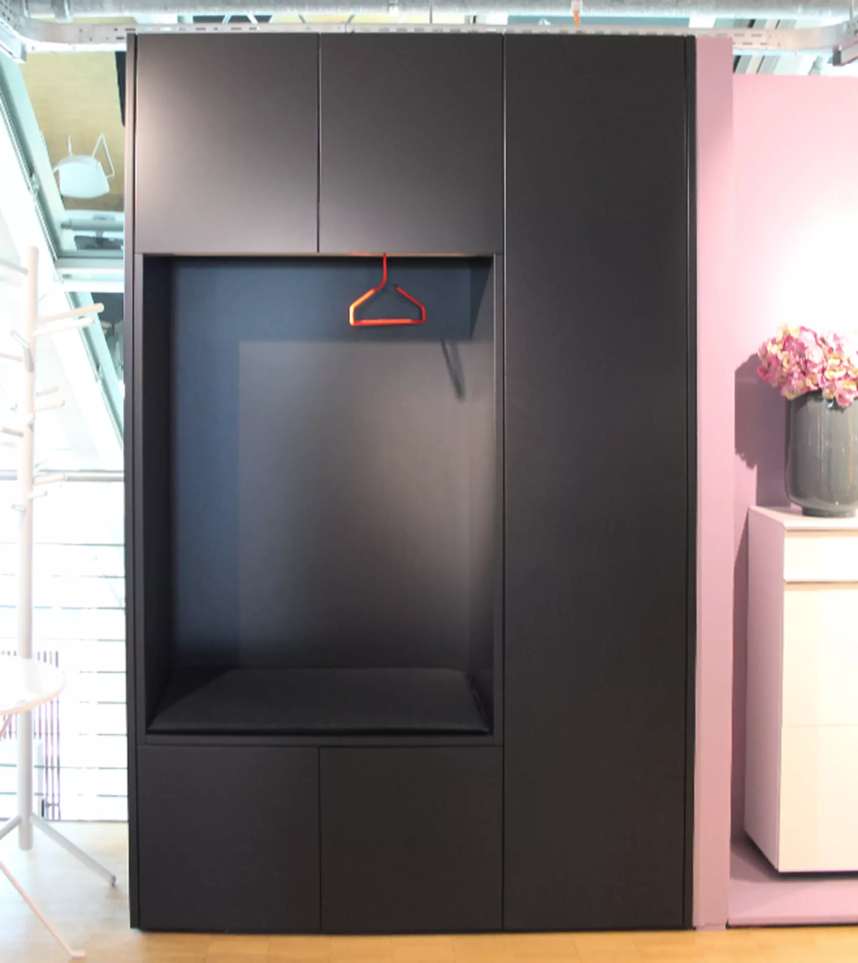 Der CABIN Schrank in der Ausstellung bei interni by inhofer in Schieferschwarz