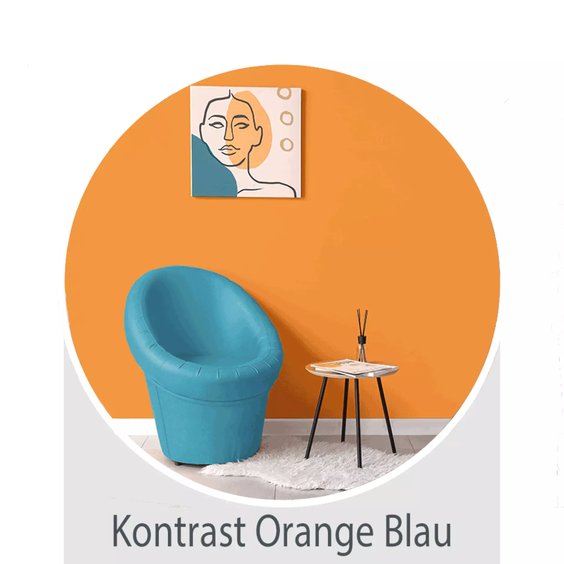 blauer Sessel vor Orangener Wand 