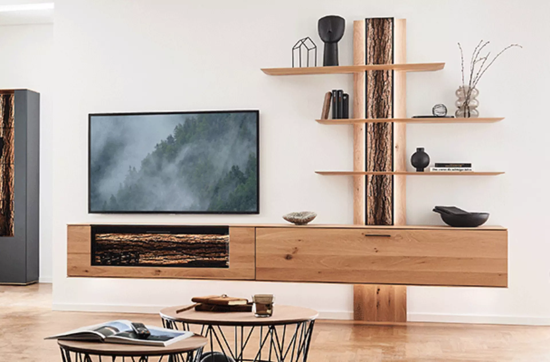 Wohnwand mit offenen und geschlossenen Flächen