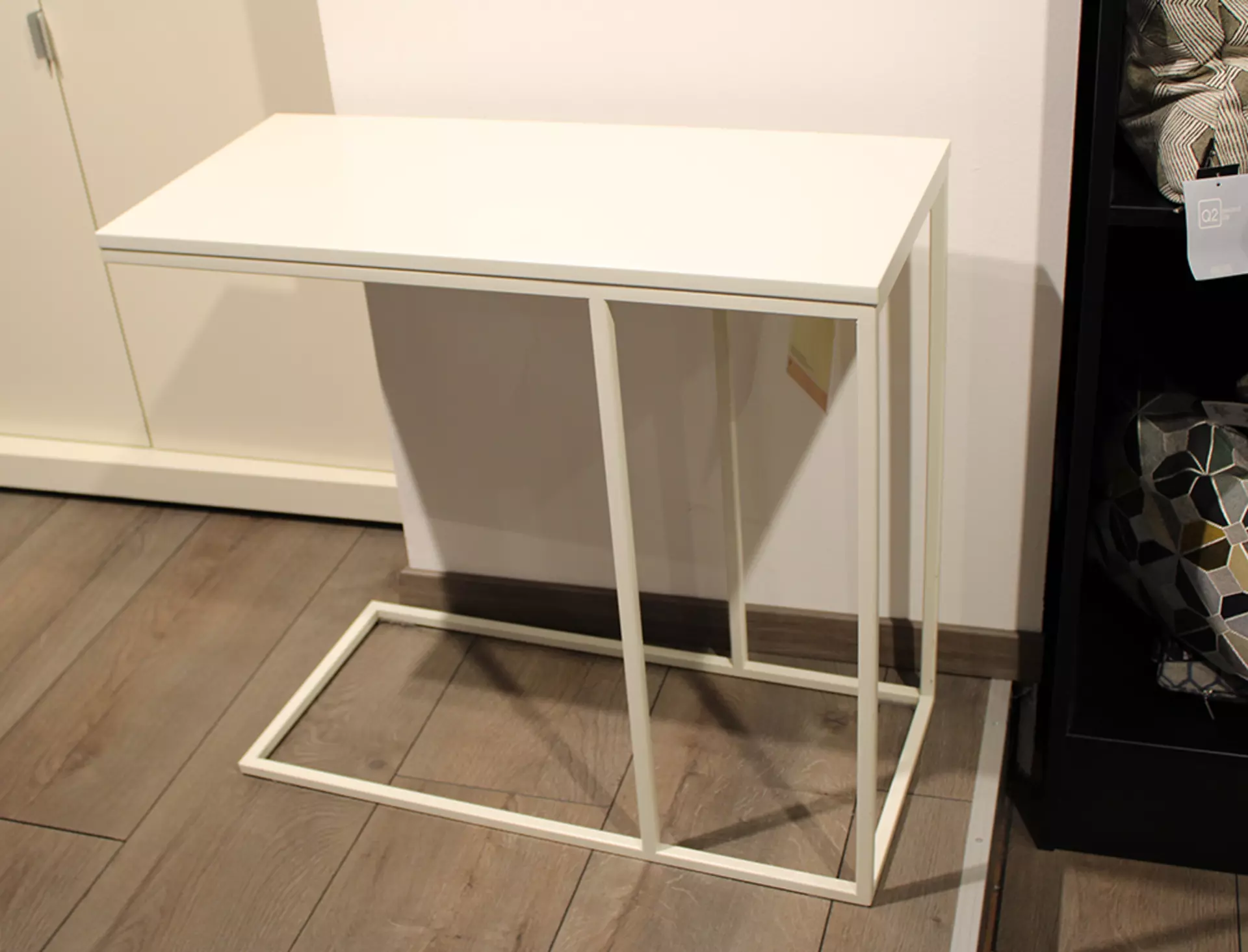 Weißer beistelltisch mit metallbeinen