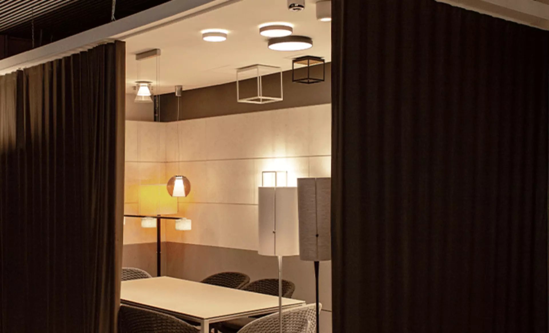 Leuchten-Studio mit Lichtkunst von Serien Lighting mit eigens installiertem Vorhang bei interni