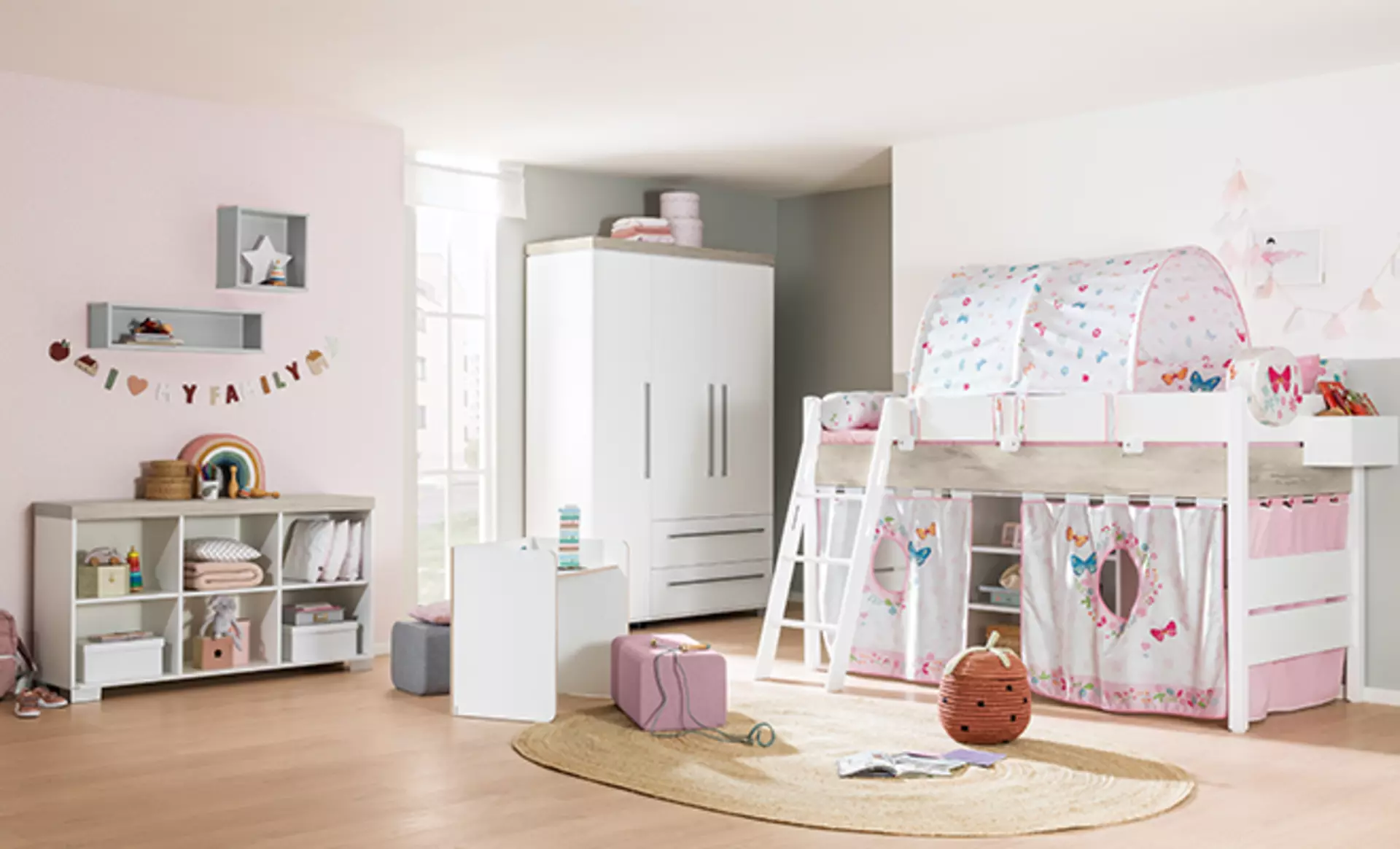 Mädchenzimmer von Paidi mit Hochbett mit rosa Vorhängen und Wänden