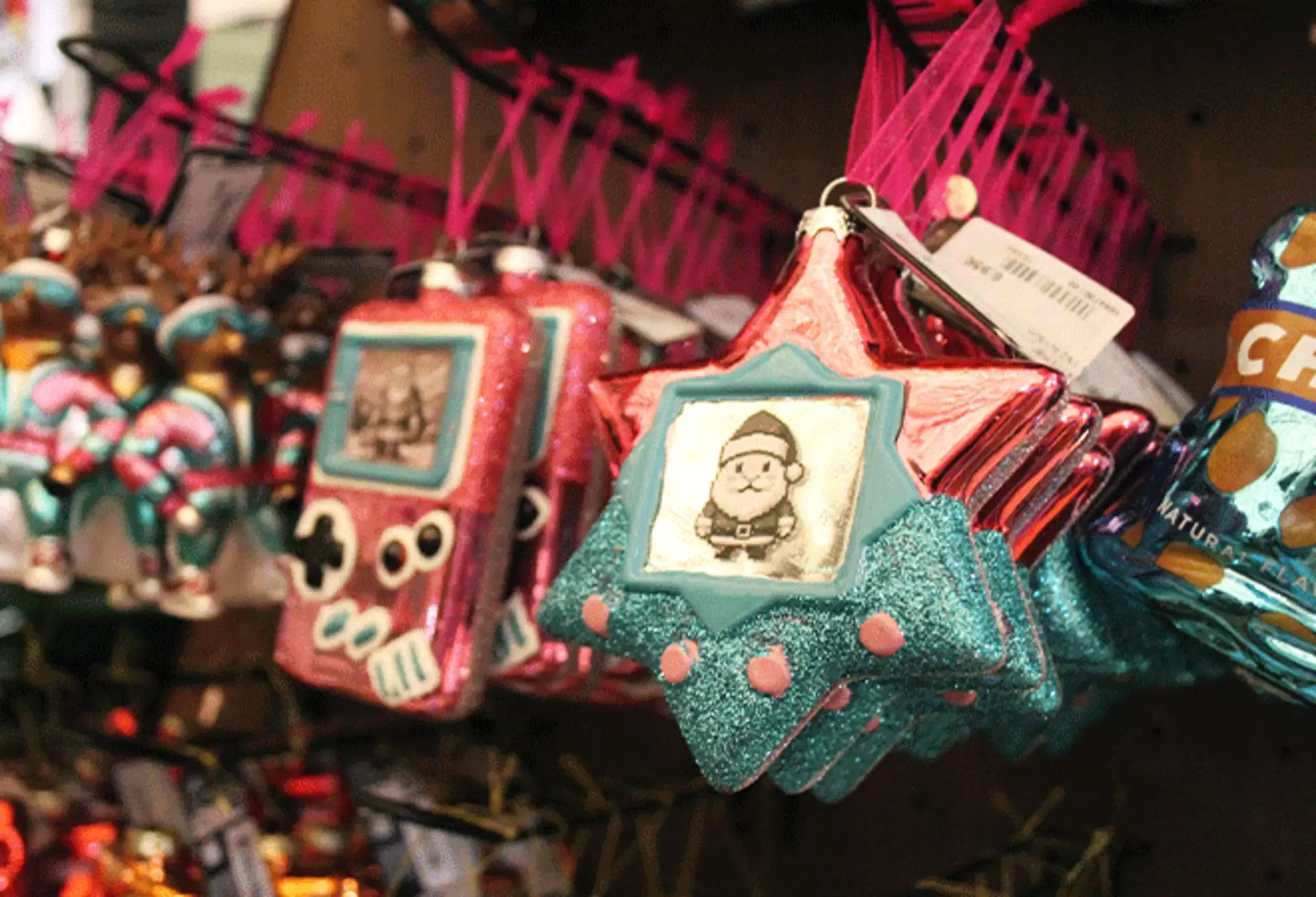 Ausgefallener Christbaumschmuck im Retro-Design als Gameboy und glitzernder Weihnachtsstern