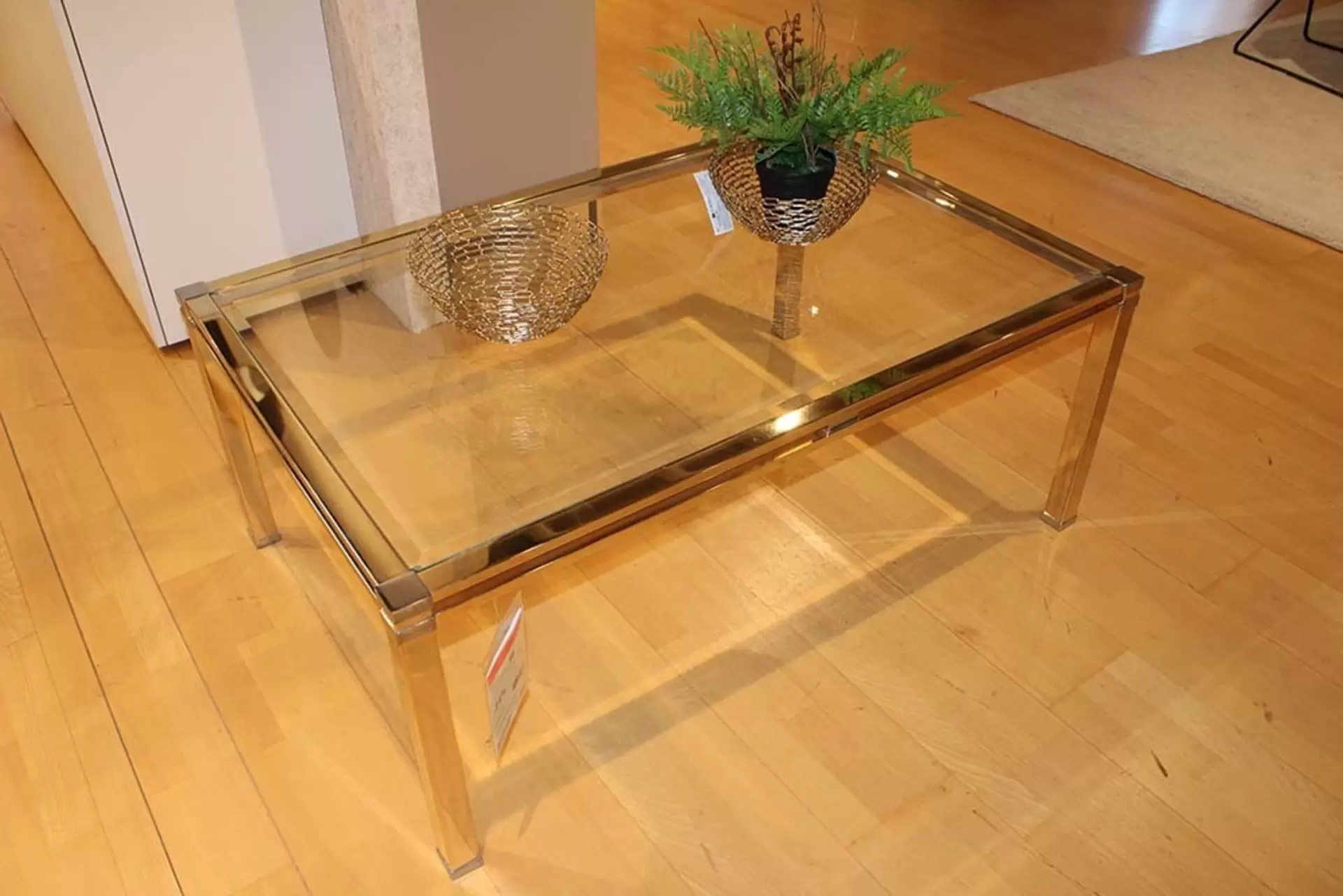 Couchtisch aus Glas mit Dekoration