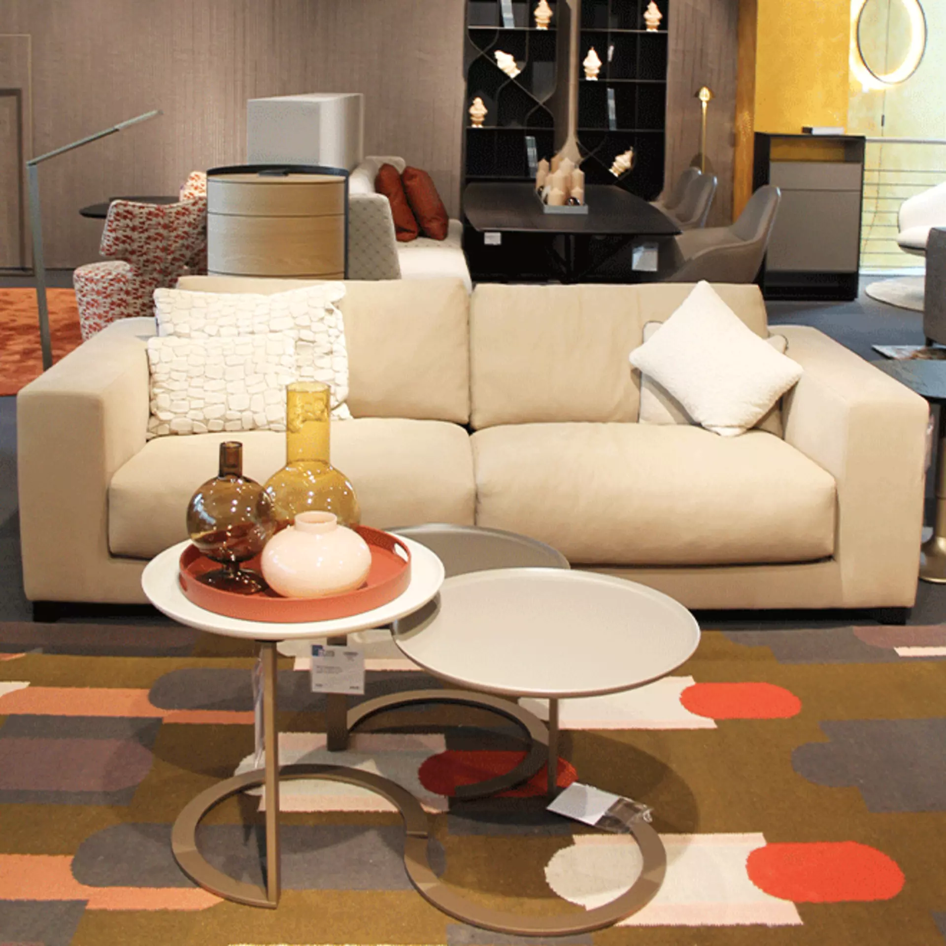 Zweisitzersofa Delano und die Cameo Couchtische