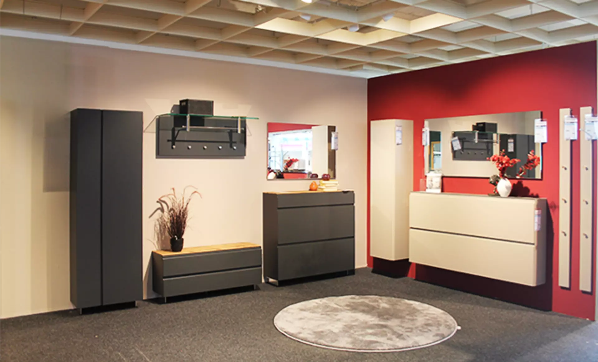 Moderne Garderoben aus der Ausstellung in Schwarz und weiß