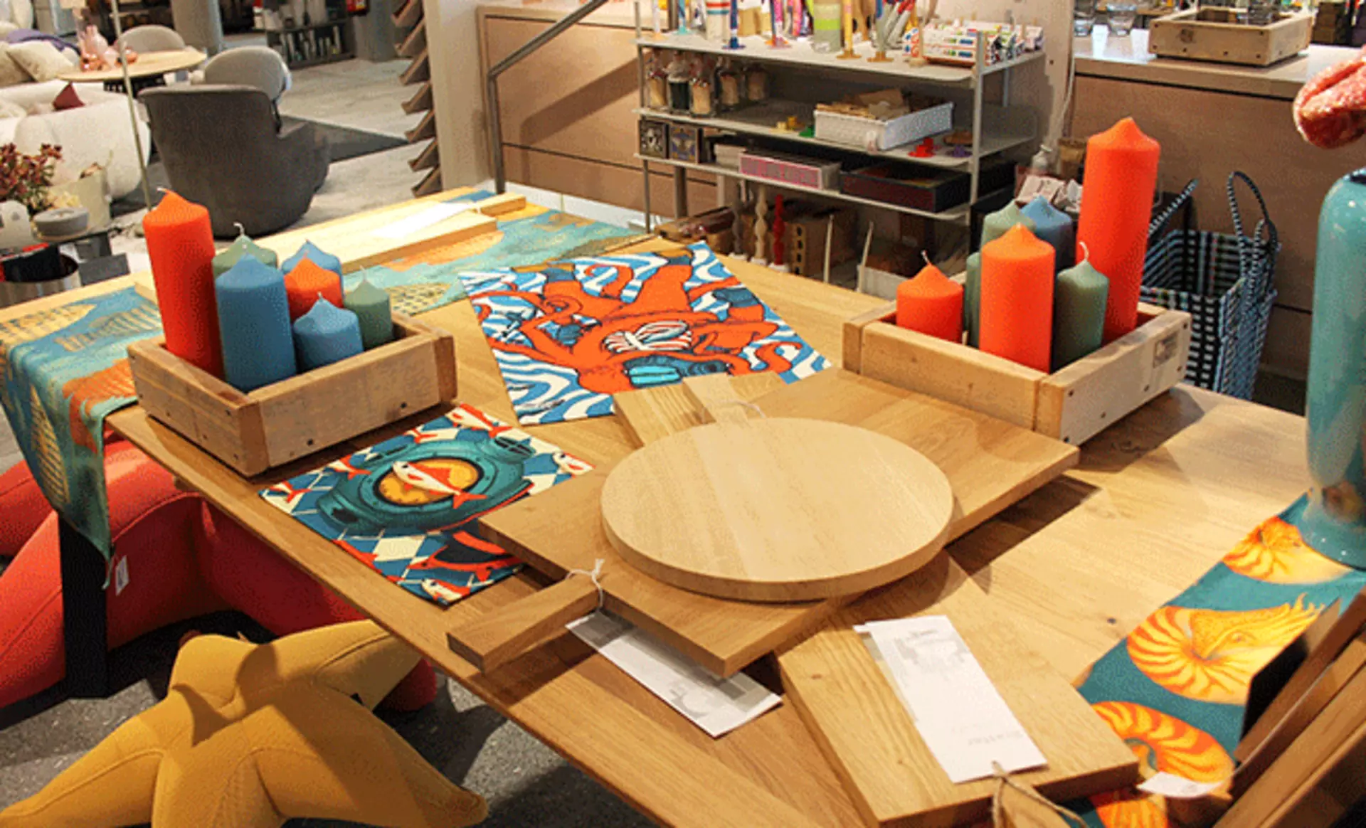 Farbenfrohe Accessoires für Tisch und Küche