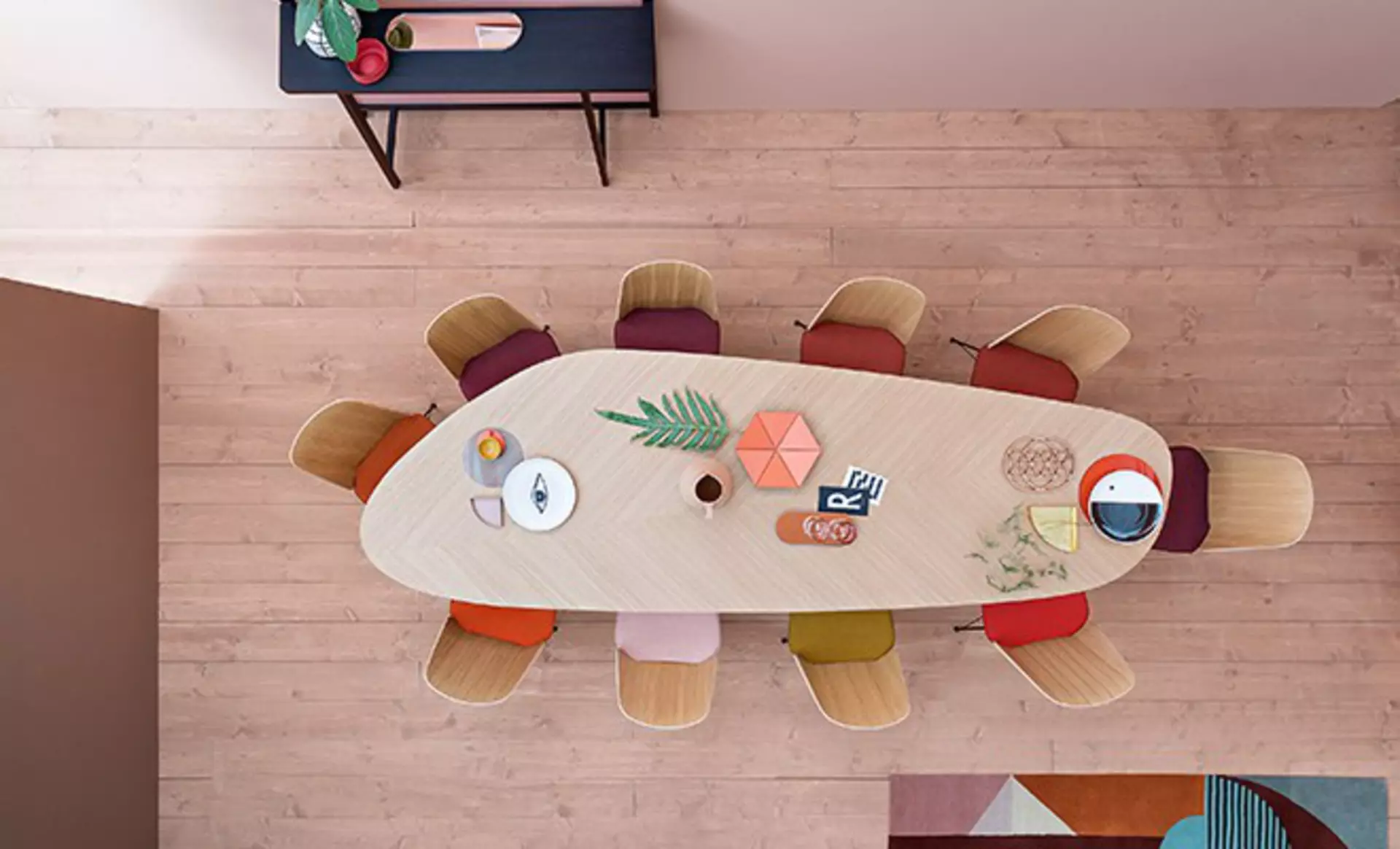 Designer Tisch und Stühle von Zanotta bei interni by inhofer
