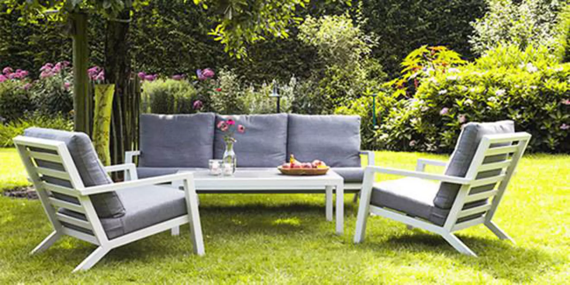 Titelbild der Marke Outdoor zeigt ein Gartenmöbelset in weiß mit grauen Polstern.