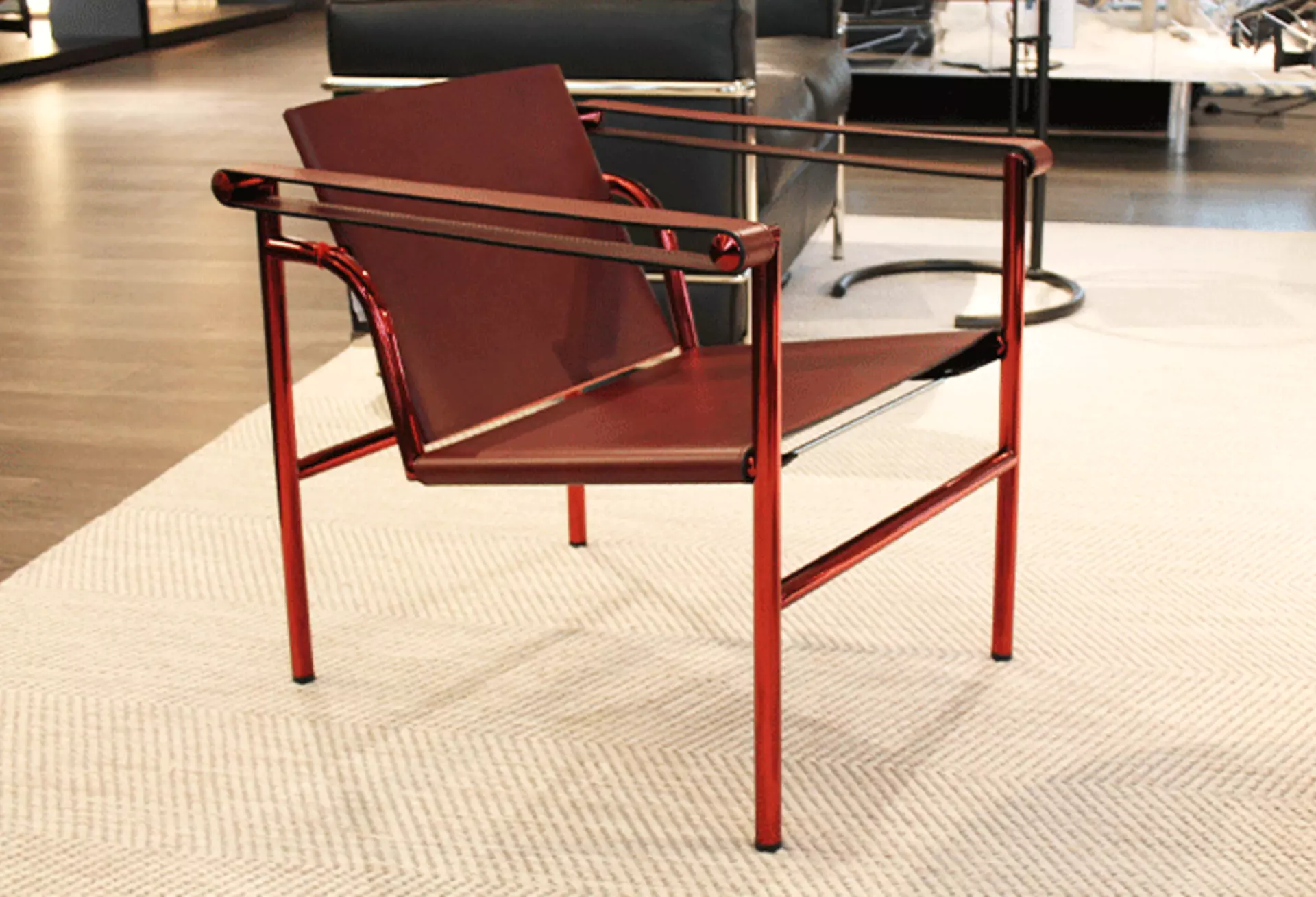 Der LC1 Stuhl in der Sonderfarbe Rot in der Ausstellung von interni by inhofer