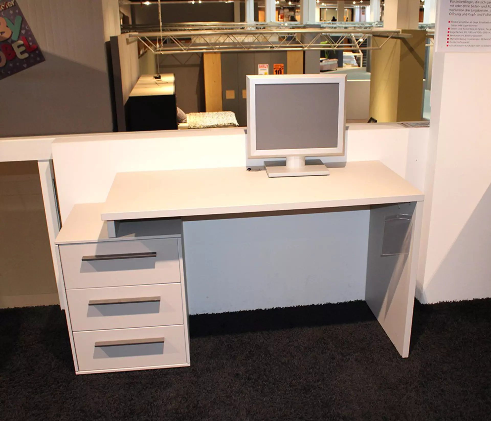 Vorderansicht eines Schreibtsich mit Schubladen