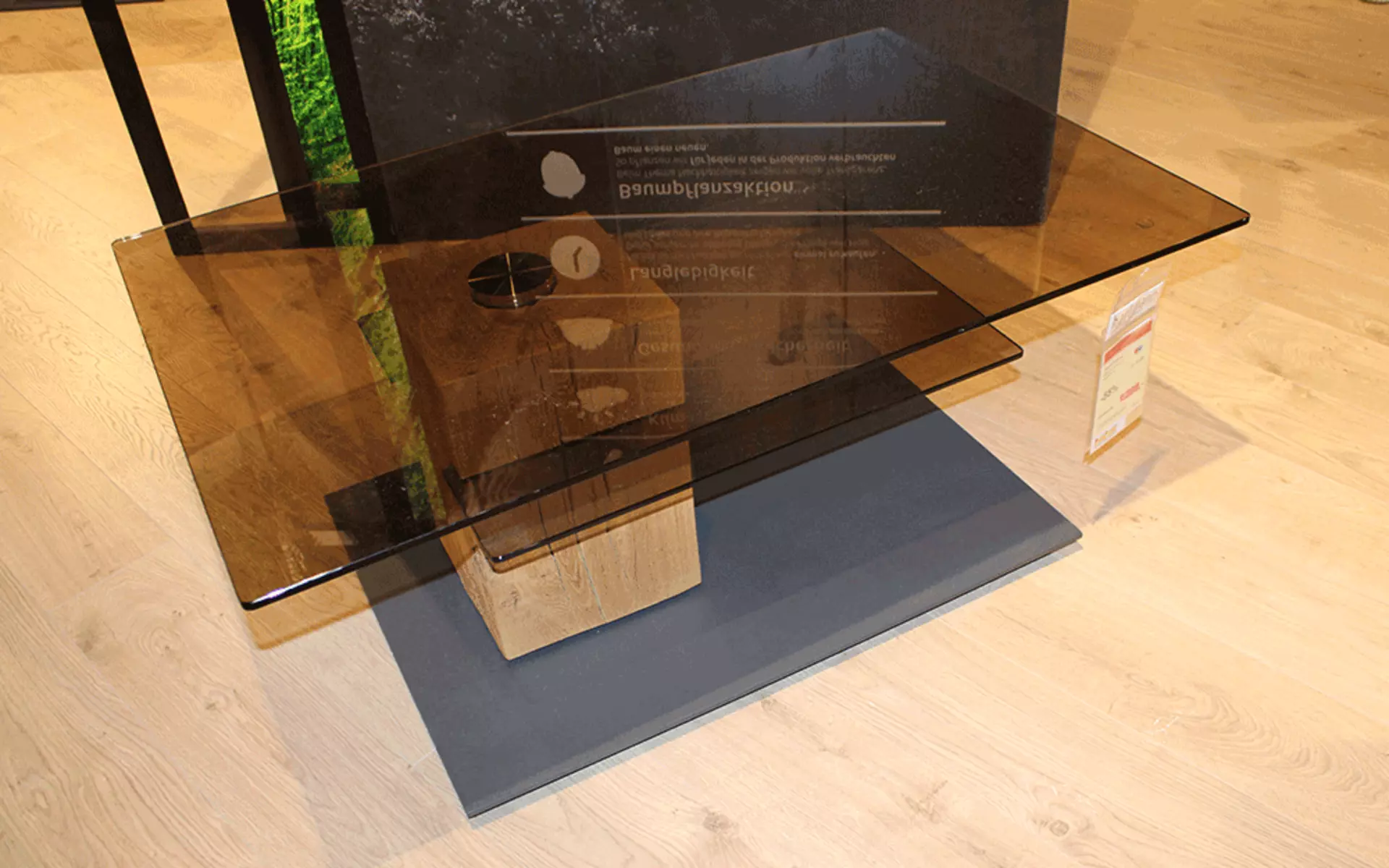 Ein Brauner Glastisch das ein Ausstellungsstück zum Abverkauf zeigt 